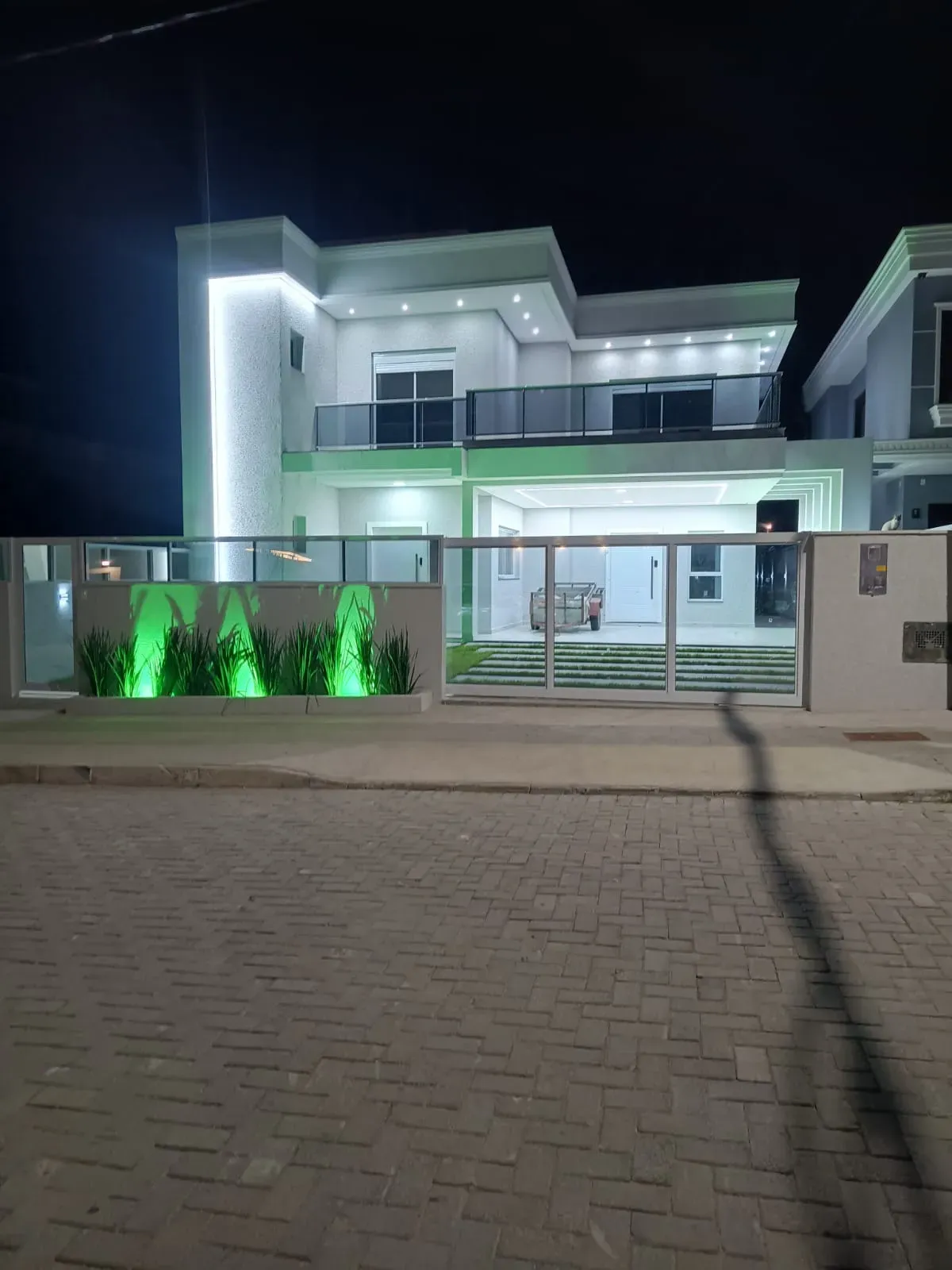 sobrado com 3 suítes com sacadas e 2 vagas descobertas em Ingleses do Rio Vermelho, Florianópolis/SC