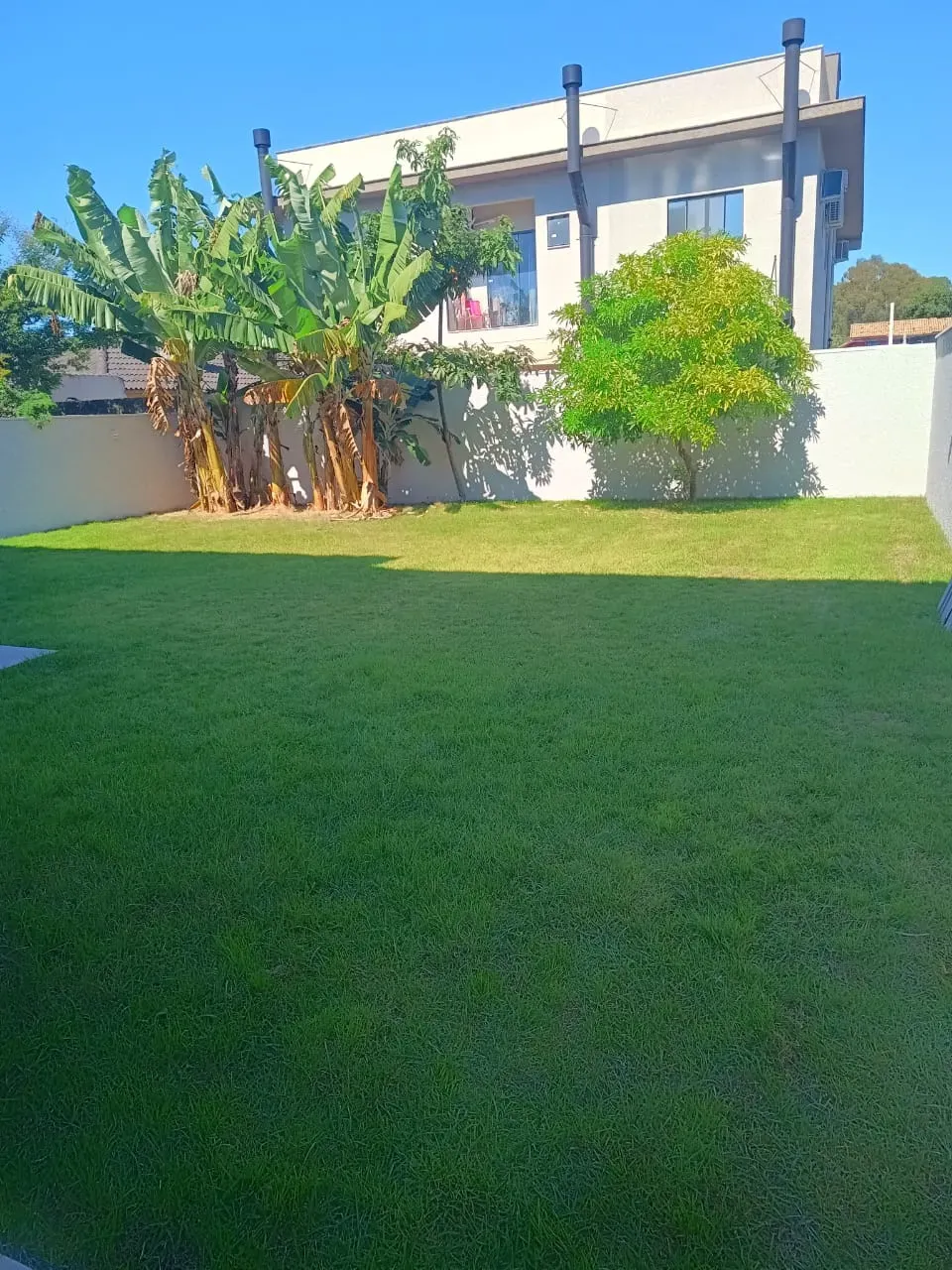 sobrado com 3 suítes com sacadas e 2 vagas descobertas em Ingleses do Rio Vermelho, Florianópolis/SC