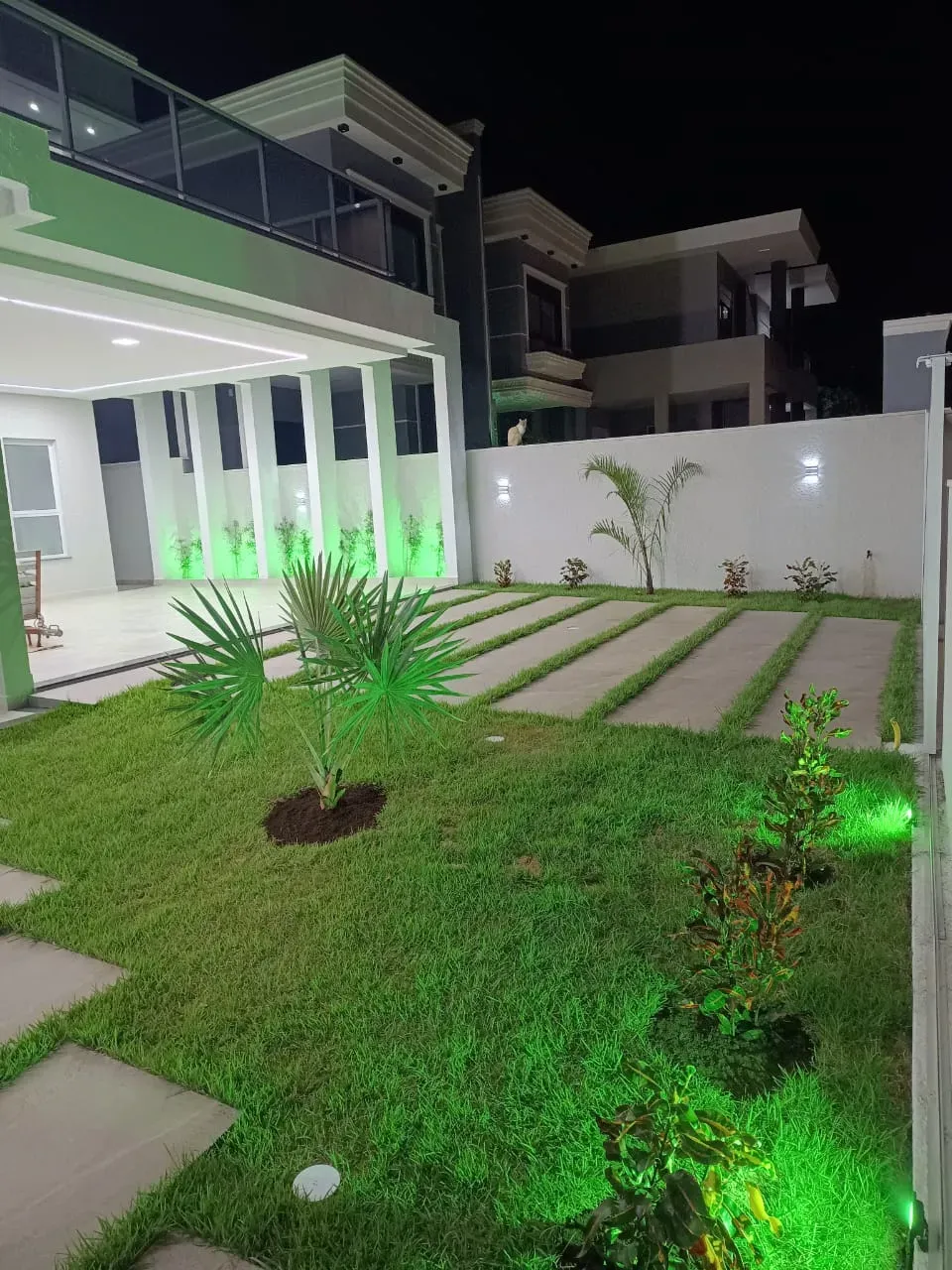 sobrado com 3 suítes com sacadas e 2 vagas descobertas em Ingleses do Rio Vermelho, Florianópolis/SC