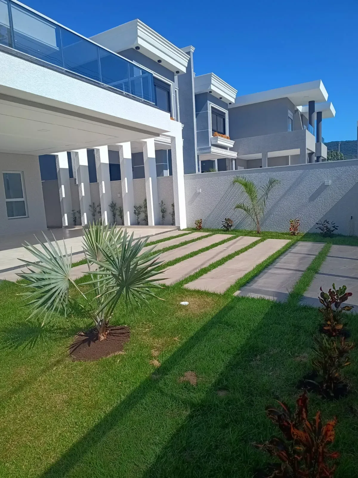 sobrado com 3 suítes com sacadas e 2 vagas descobertas em Ingleses do Rio Vermelho, Florianópolis/SC