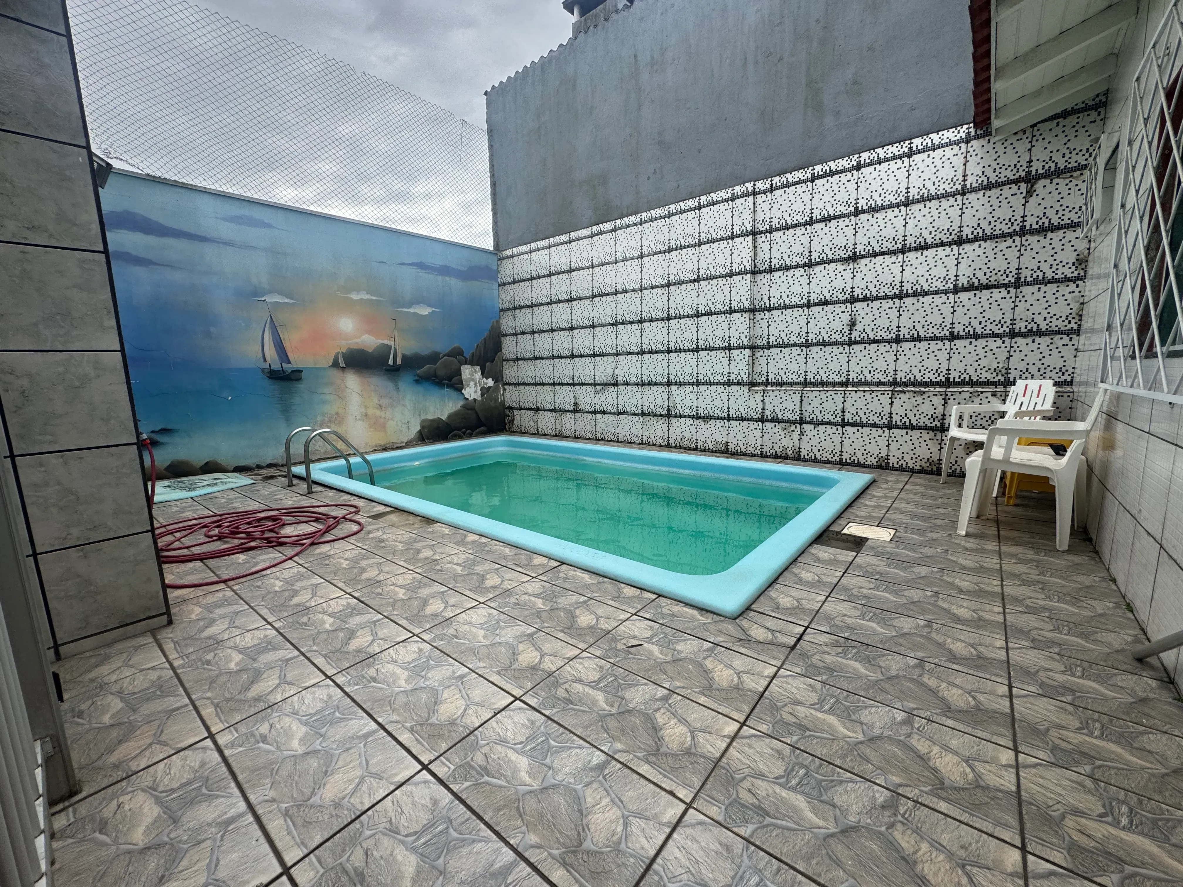 Casa ampla com piscina, 5 dormitórios sendo 2 suítes no bairro São Vicente em Itajaí/SC