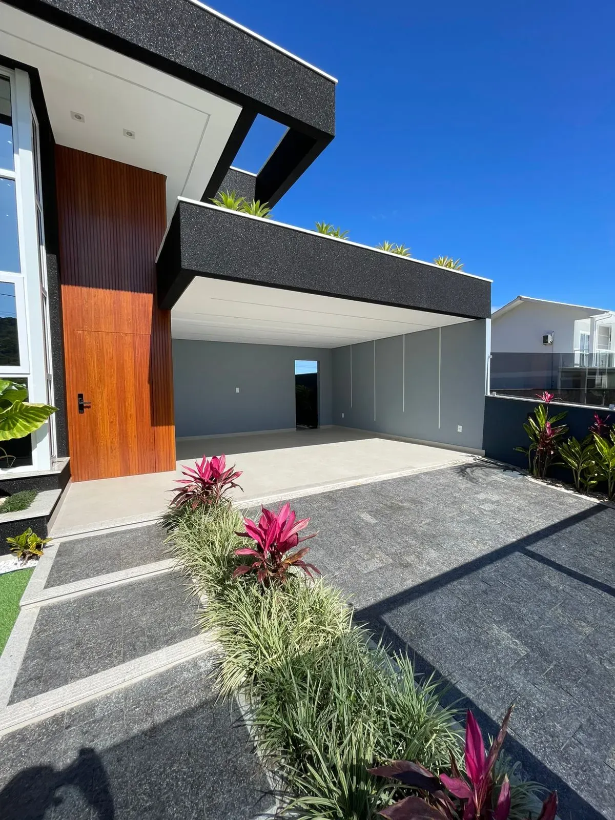 Casa alto padrão 3 dormitórios sendo 1 suíte e 2 vagas de garagem em Palhoça/SC