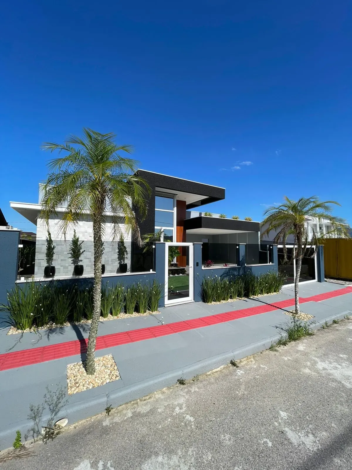 Casa alto padrão 3 dormitórios sendo 1 suíte e 2 vagas de garagem em Palhoça/SC