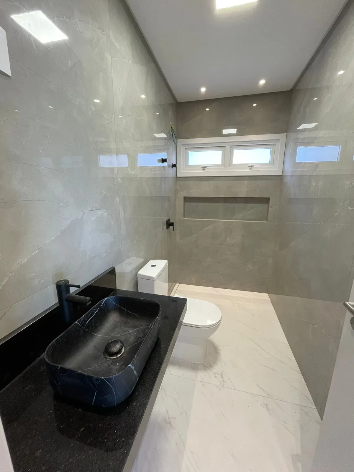 Casa alto padrão 3 dormitórios sendo 1 suíte e 2 vagas de garagem em Palhoça/SC