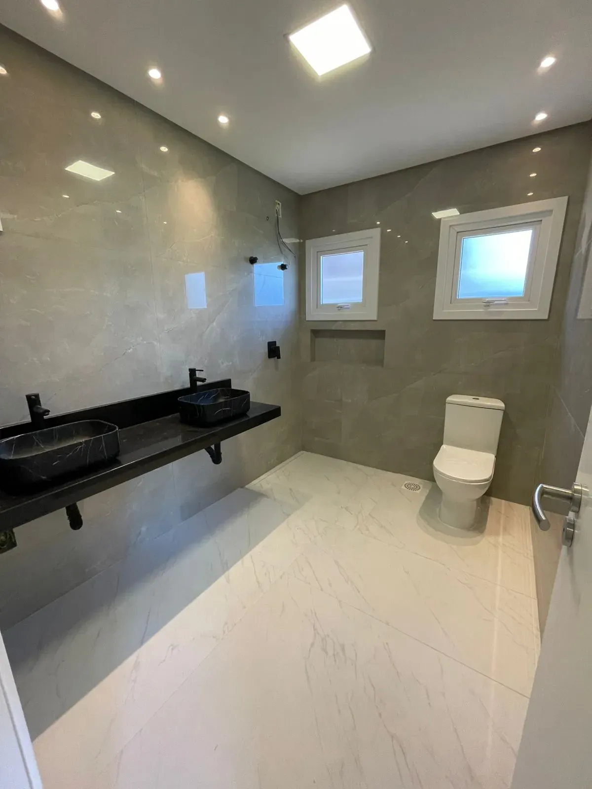 Casa alto padrão 3 dormitórios sendo 1 suíte e 2 vagas de garagem em Palhoça/SC