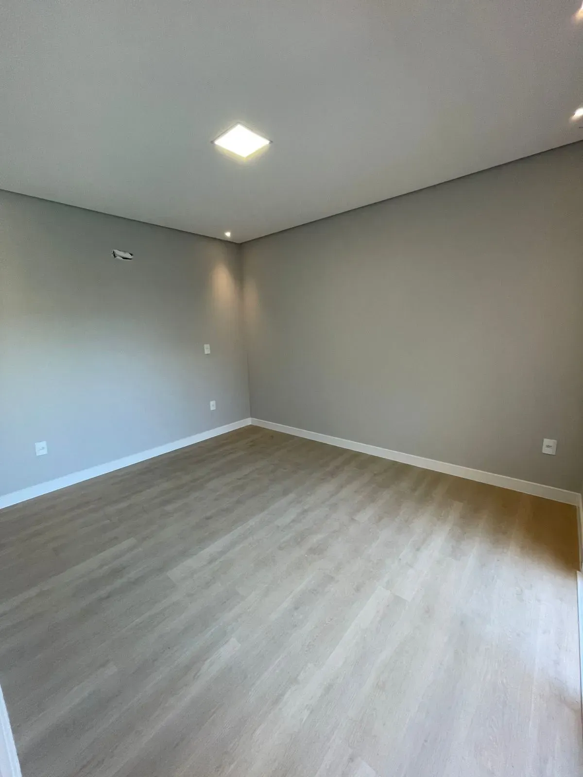 Casa alto padrão 3 dormitórios sendo 1 suíte e 2 vagas de garagem em Palhoça/SC