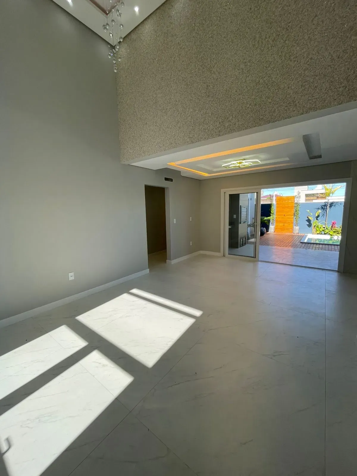 Casa alto padrão 3 dormitórios sendo 1 suíte e 2 vagas de garagem em Palhoça/SC