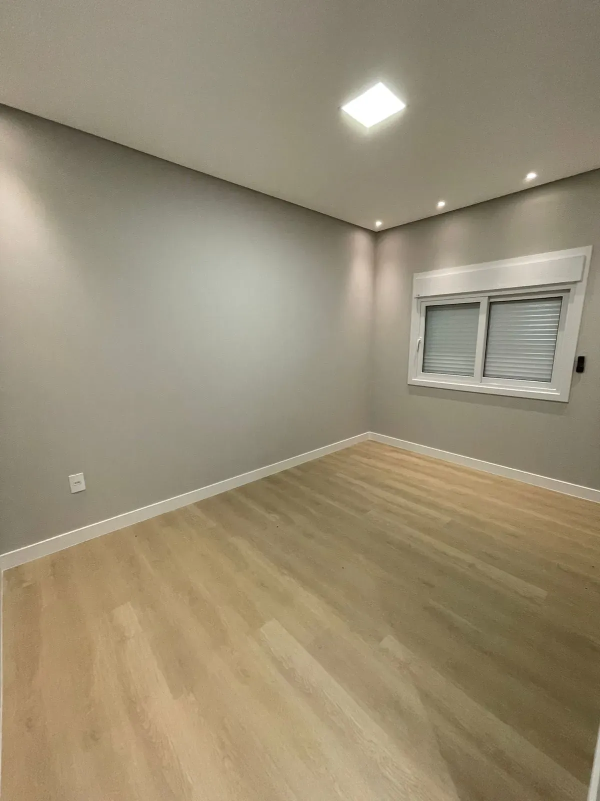 Casa alto padrão 3 dormitórios sendo 1 suíte e 2 vagas de garagem em Palhoça/SC