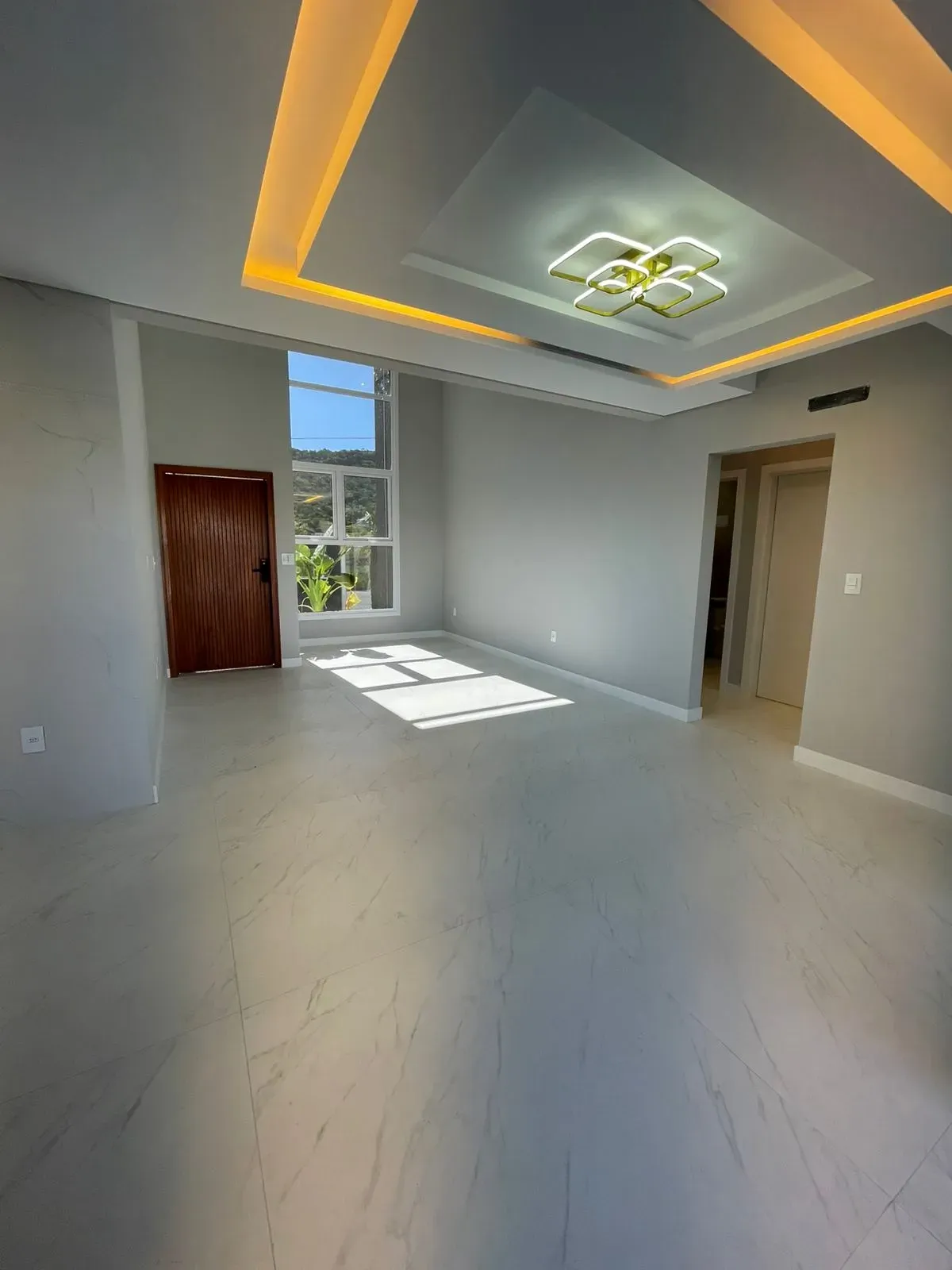 Casa alto padrão 3 dormitórios sendo 1 suíte e 2 vagas de garagem em Palhoça/SC