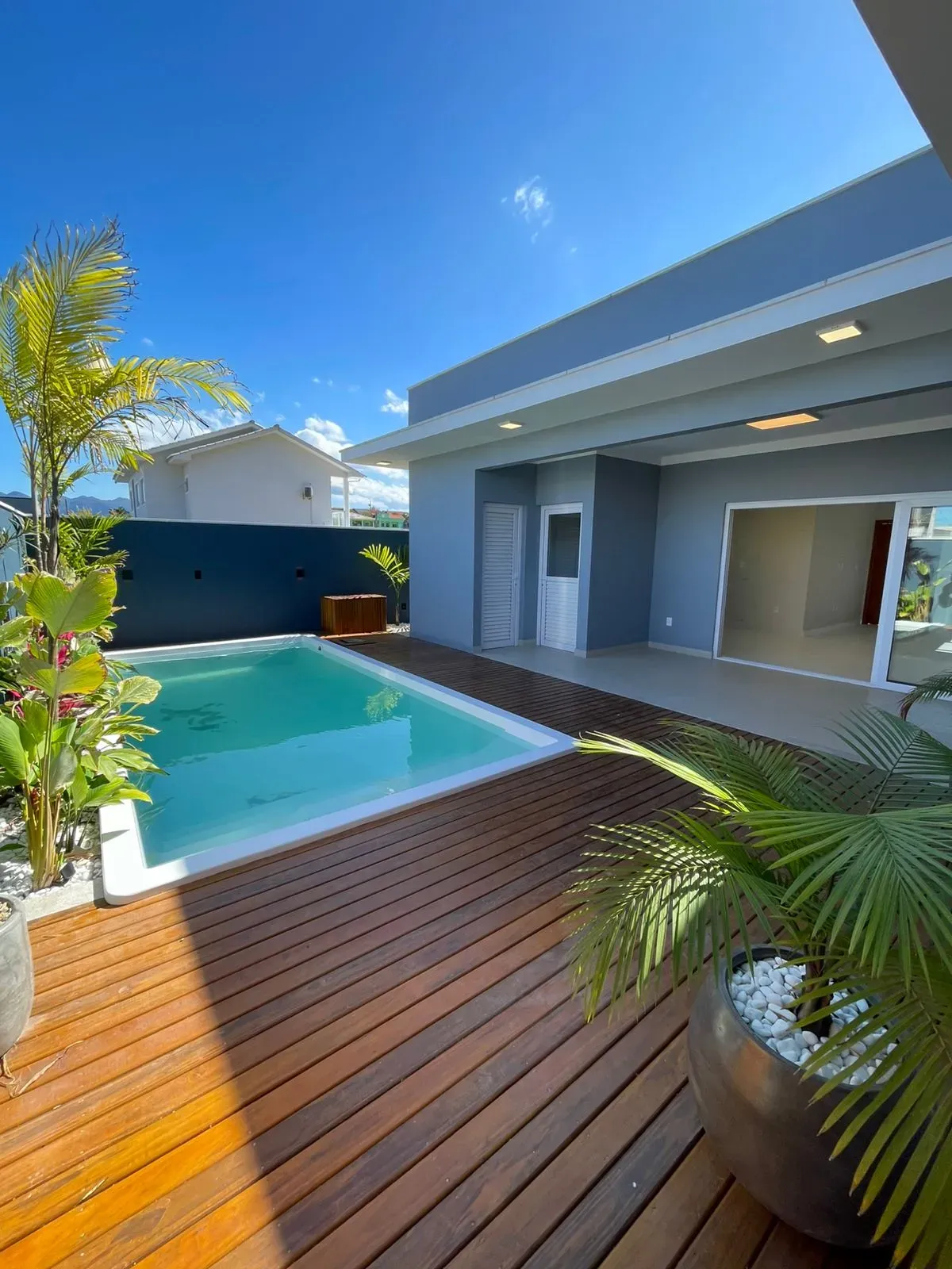 Casa alto padrão 3 dormitórios sendo 1 suíte e 2 vagas de garagem em Palhoça/SC