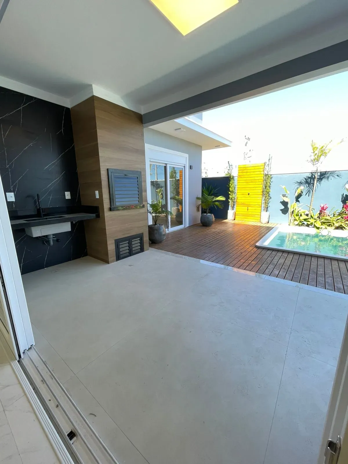 Casa alto padrão 3 dormitórios sendo 1 suíte e 2 vagas de garagem em Palhoça/SC