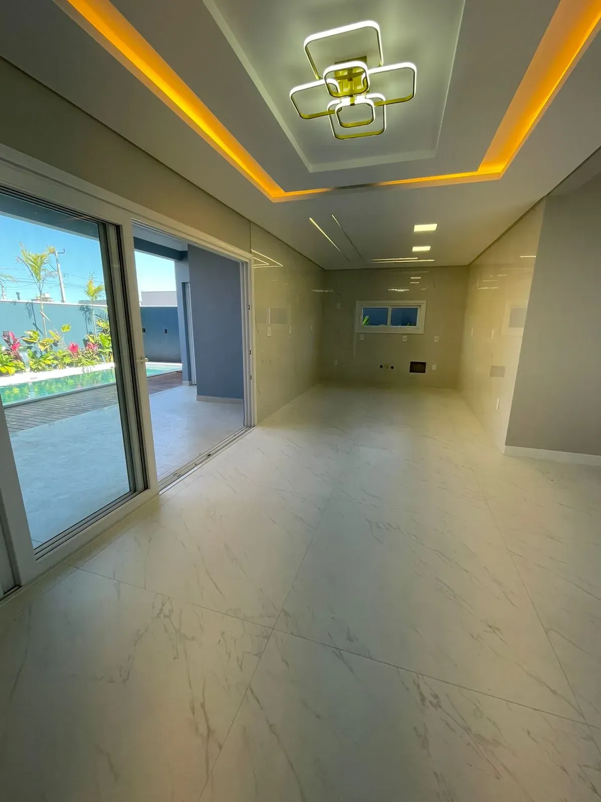 Casa alto padrão 3 dormitórios sendo 1 suíte e 2 vagas de garagem em Palhoça/SC