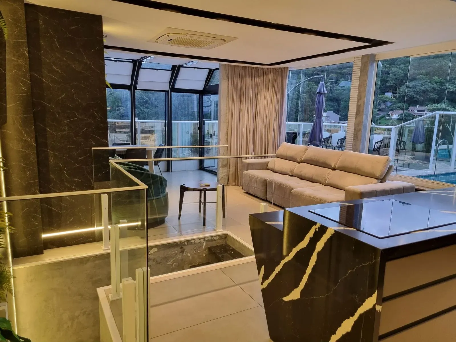 Cobertura finamente mobiliada com 3 suítes e 3 vagas garagem em Cabeçudas Itajaí/SC