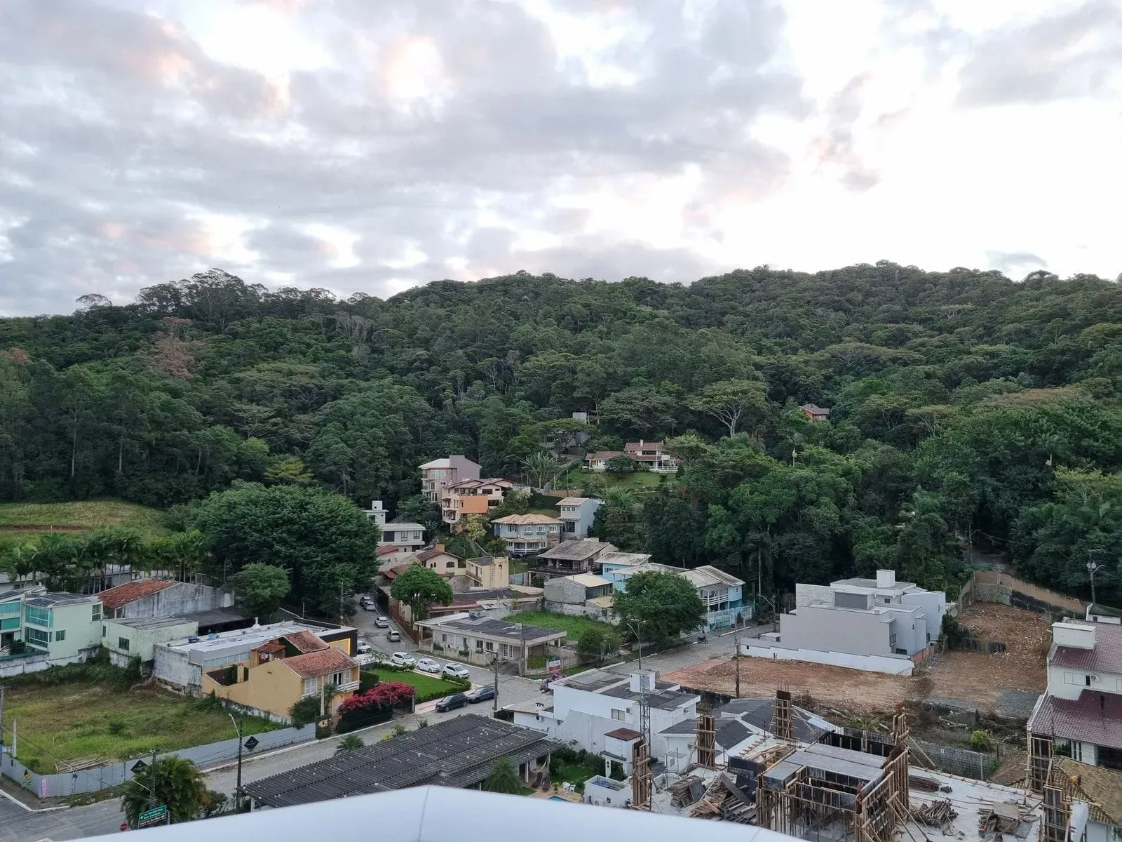 Cobertura finamente mobiliada com 3 suítes e 3 vagas garagem em Cabeçudas Itajaí/SC