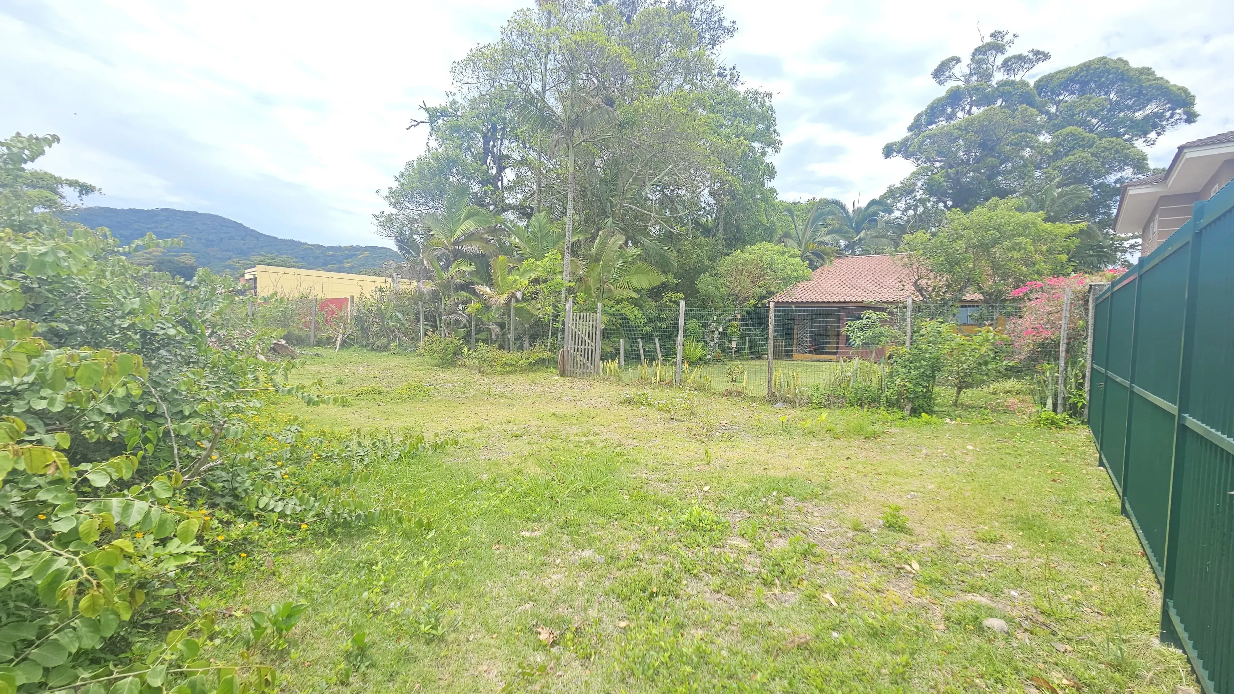 Terreno exclusivo pé na areia com 2.000m² ideal para construtoras, na Praia de Armação, Penha/SC