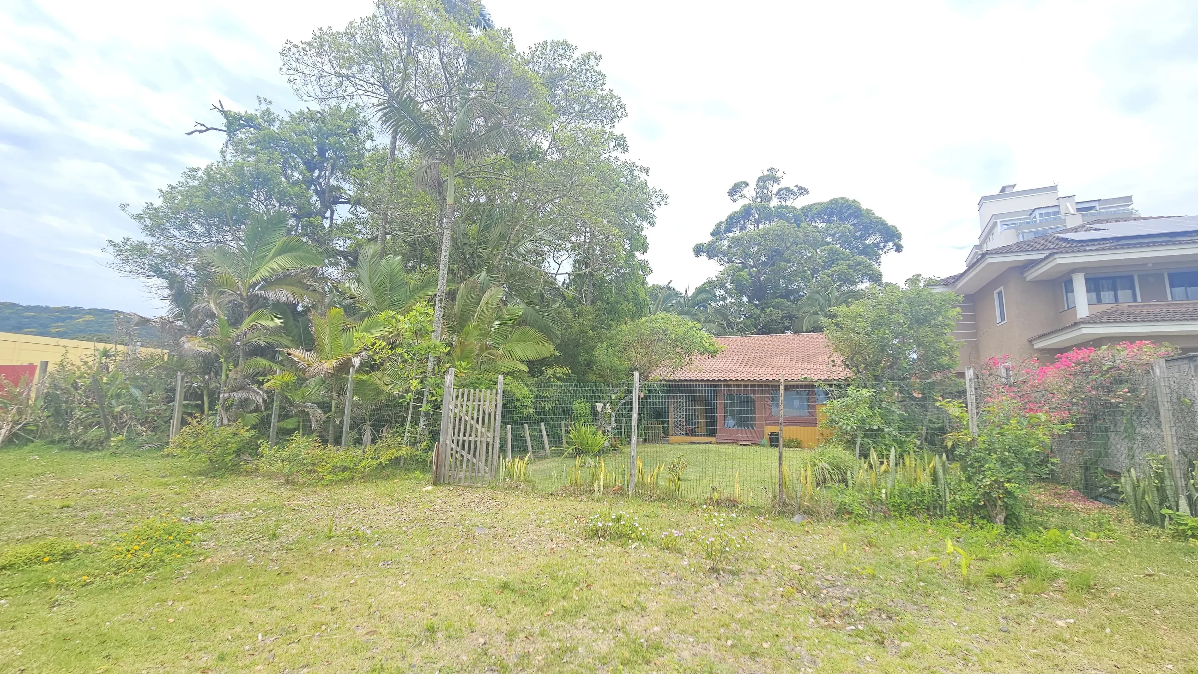 Terreno exclusivo pé na areia com 2.000m² ideal para construtoras, na Praia de Armação, Penha/SC