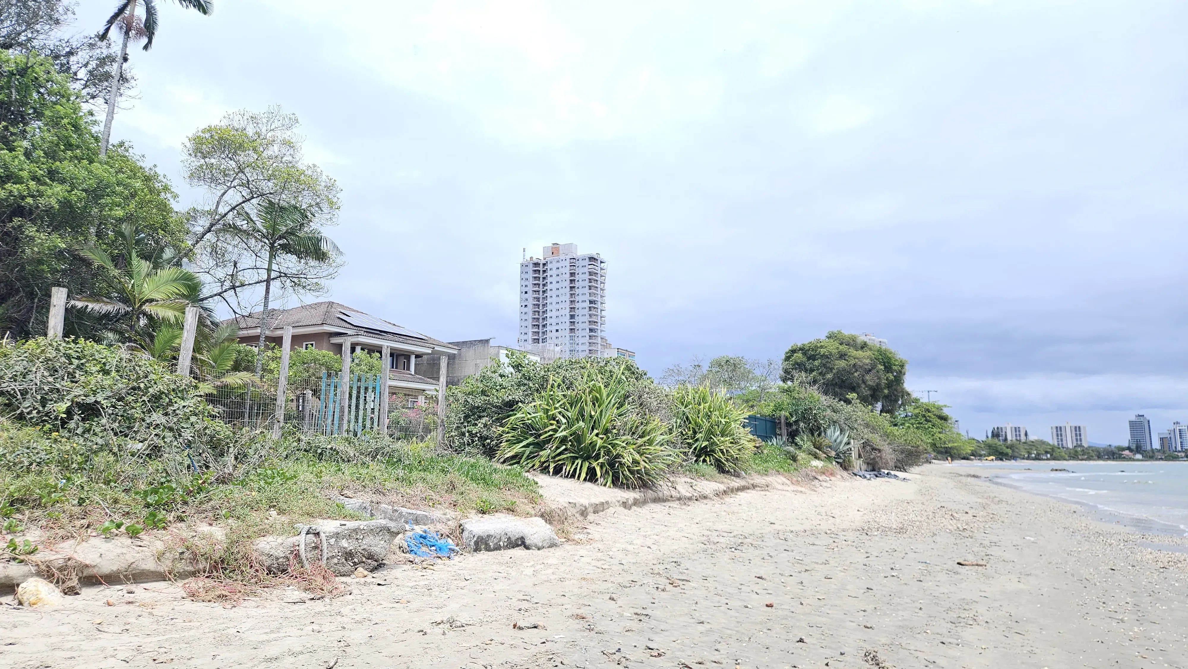 Terreno exclusivo pé na areia com 2.000m² ideal para construtoras, na Praia de Armação, Penha/SC