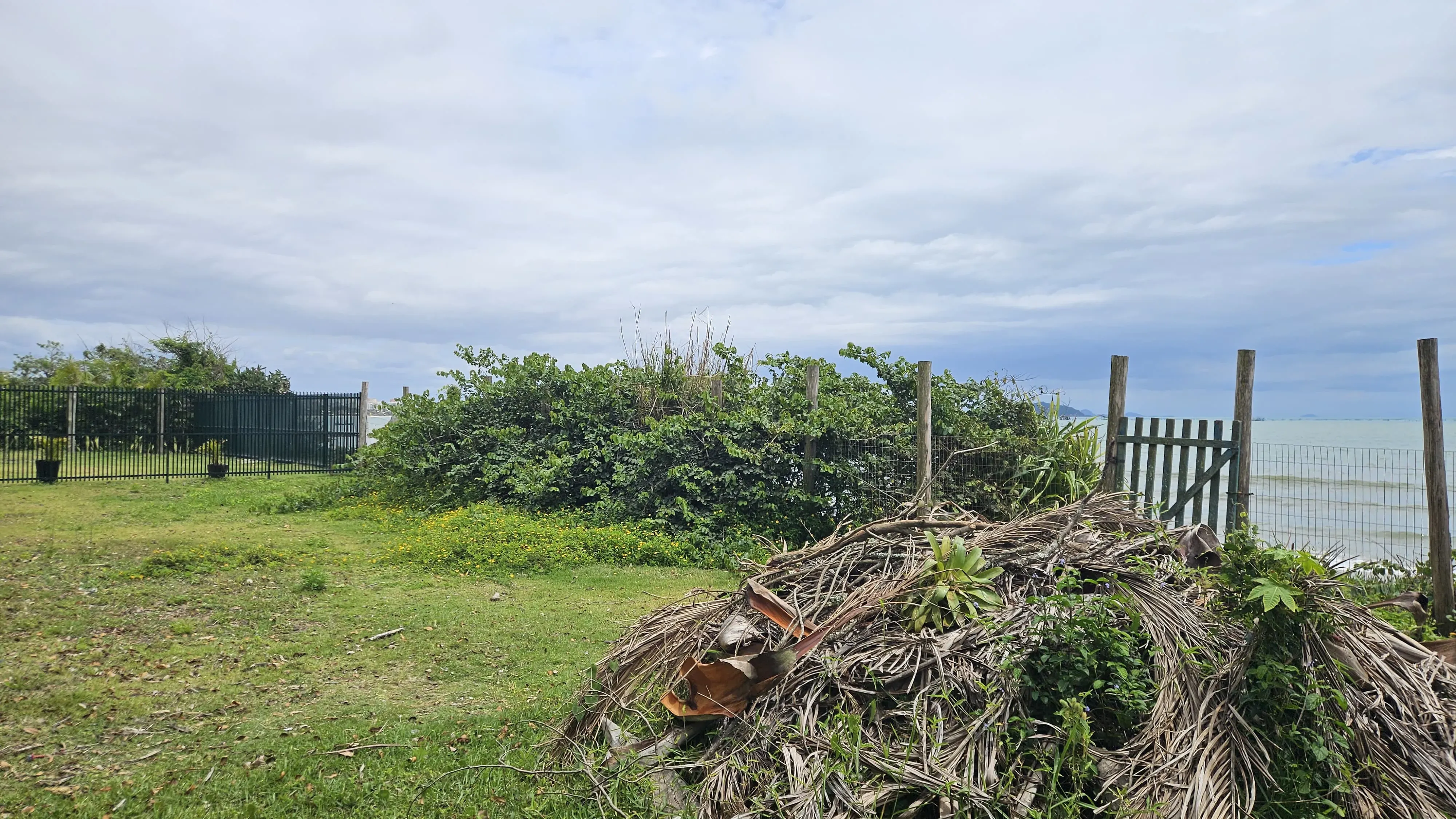 Terreno exclusivo pé na areia com 2.000m² ideal para construtoras, na Praia de Armação, Penha/SC