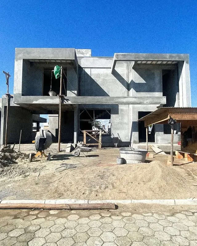 Casa com 4 dormitórios sendo 4 suítes e 4 vagas de garagem em Tijucas/SC