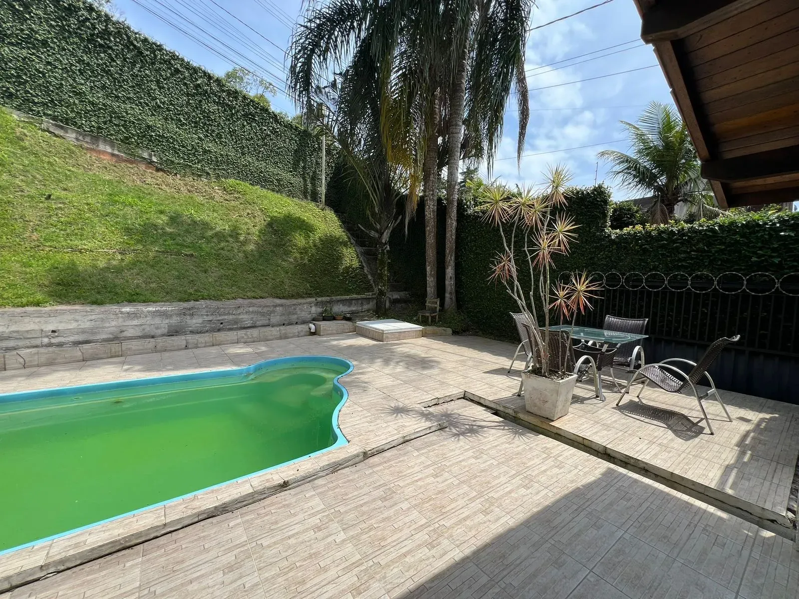 Casa com 3 dormitórios sendo 1 suíte e 1 vaga de garagem no Bairro Cabeçudas em Itajaí/SC