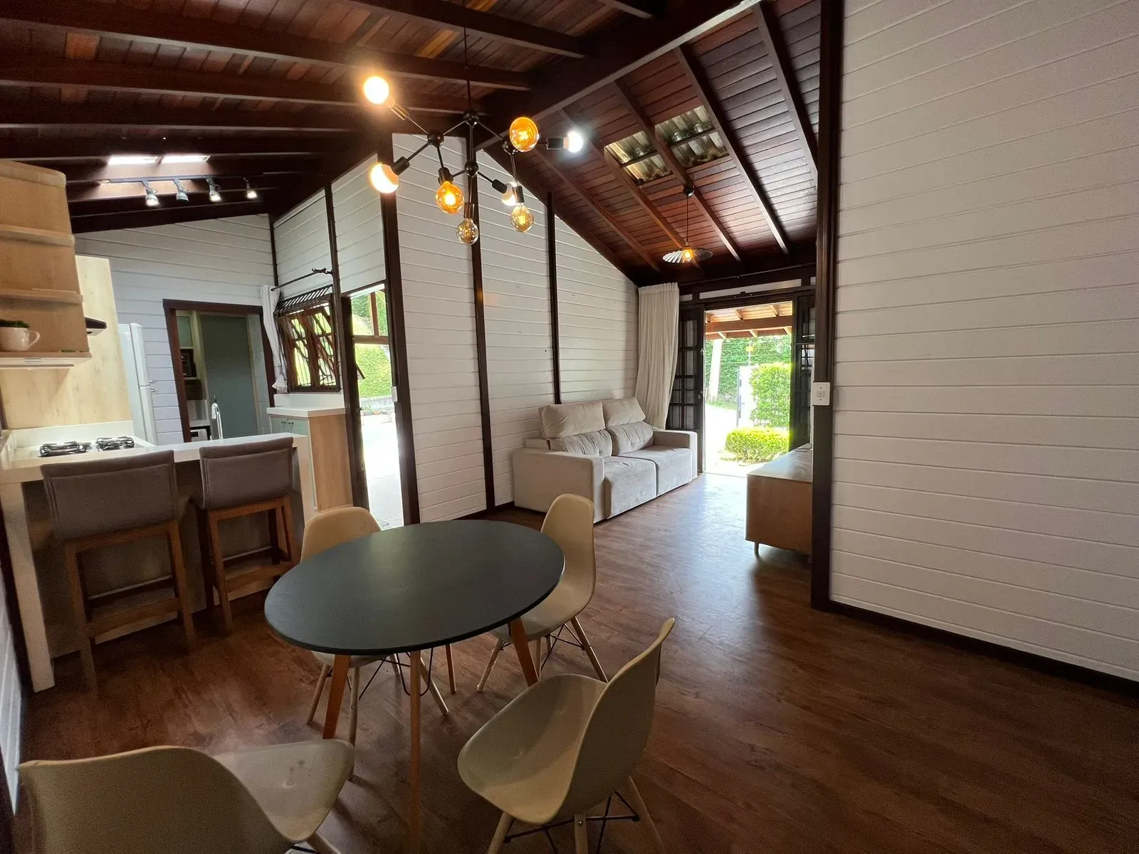 Casa com 3 dormitórios sendo 1 suíte e 1 vaga de garagem no Bairro Cabeçudas em Itajaí/SC