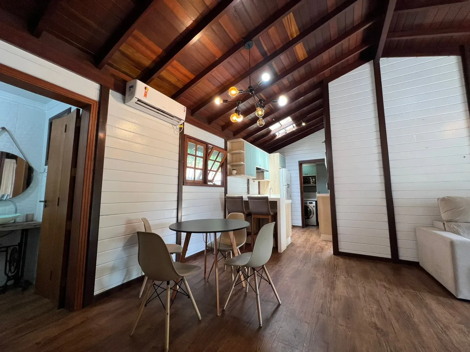 Casa com 3 dormitórios sendo 1 suíte e 1 vaga de garagem no Bairro Cabeçudas em Itajaí/SC