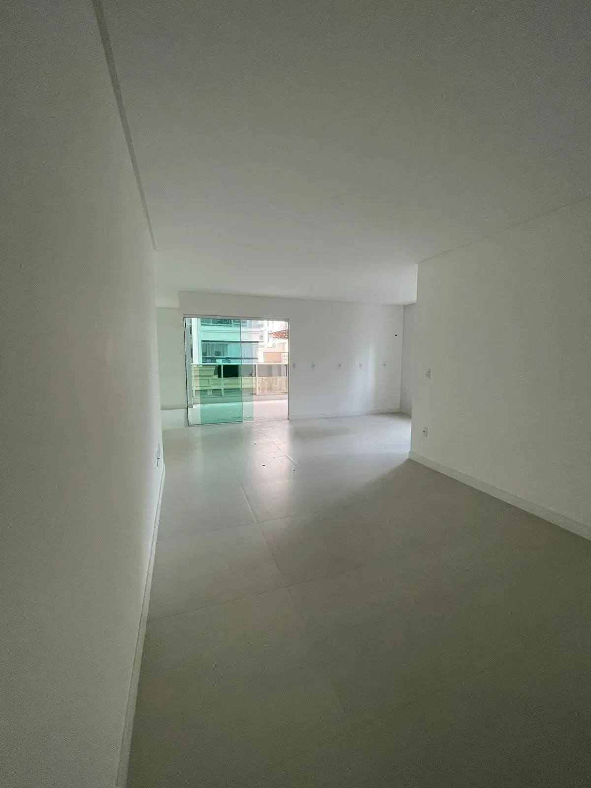 Apartamento com 4 dormitórios sendo 4 suítes e 4 vagas de garagem em Itapema/SC