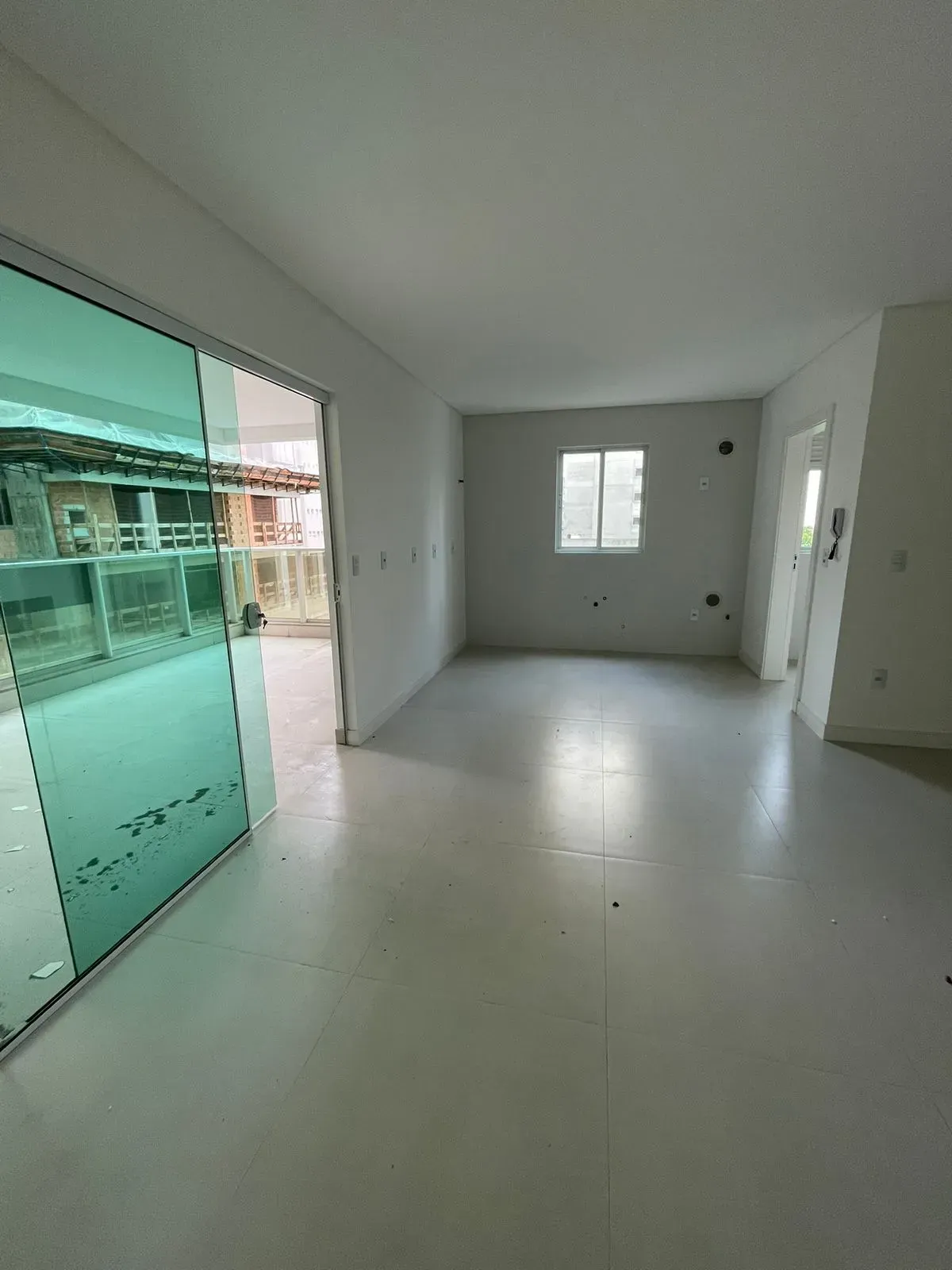 Apartamento com 4 dormitórios sendo 4 suítes e 4 vagas de garagem em Itapema/SC