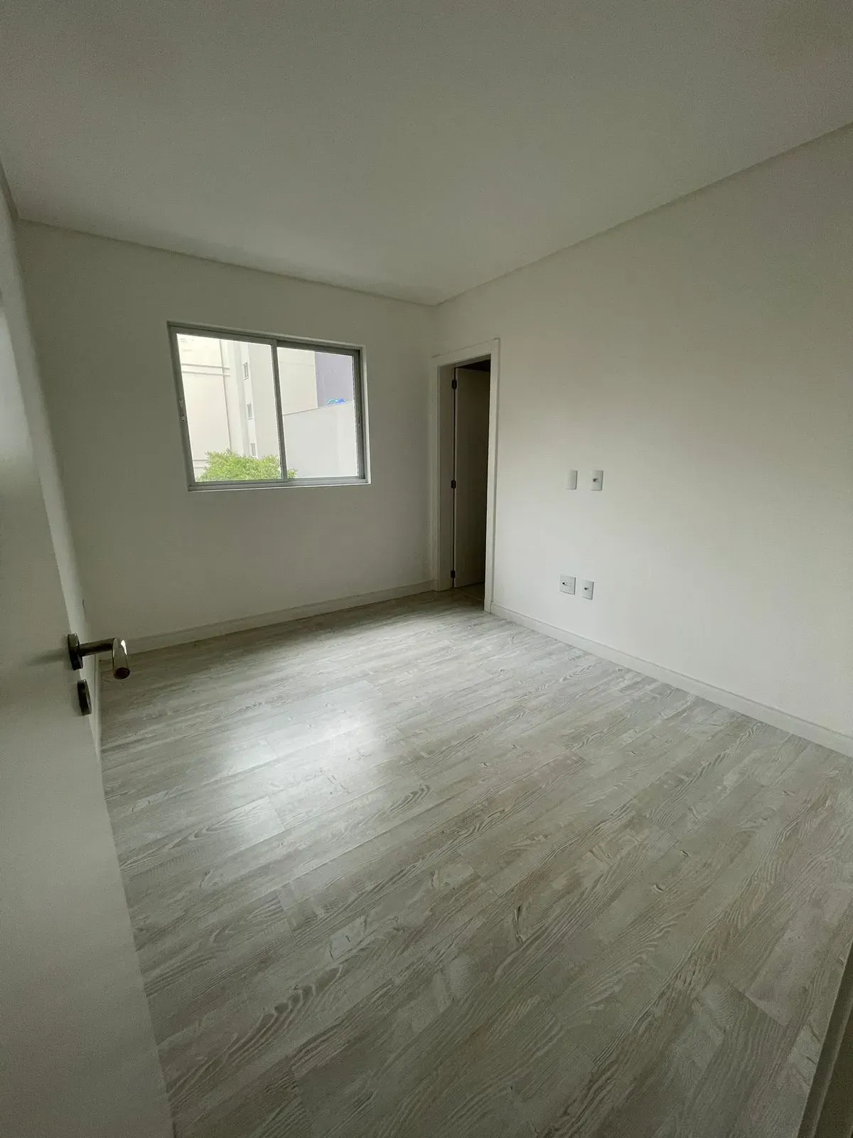 Apartamento com 4 dormitórios sendo 4 suítes e 4 vagas de garagem em Itapema/SC