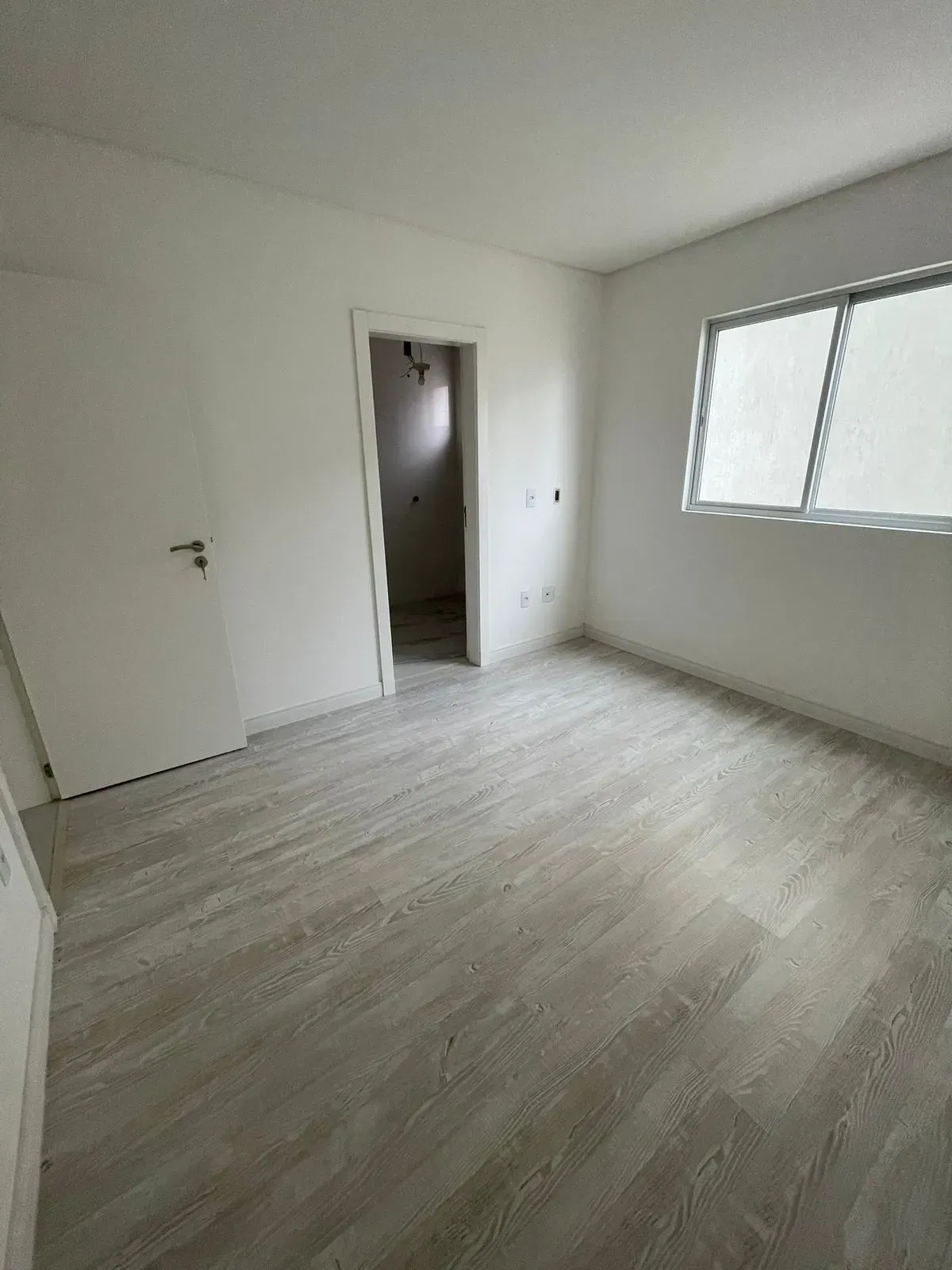 Apartamento com 4 dormitórios sendo 4 suítes e 4 vagas de garagem em Itapema/SC
