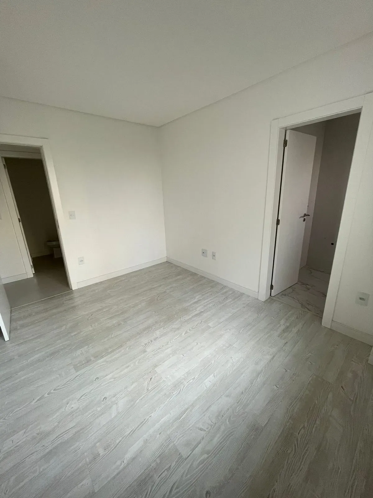 Apartamento com 4 dormitórios sendo 4 suítes e 4 vagas de garagem em Itapema/SC