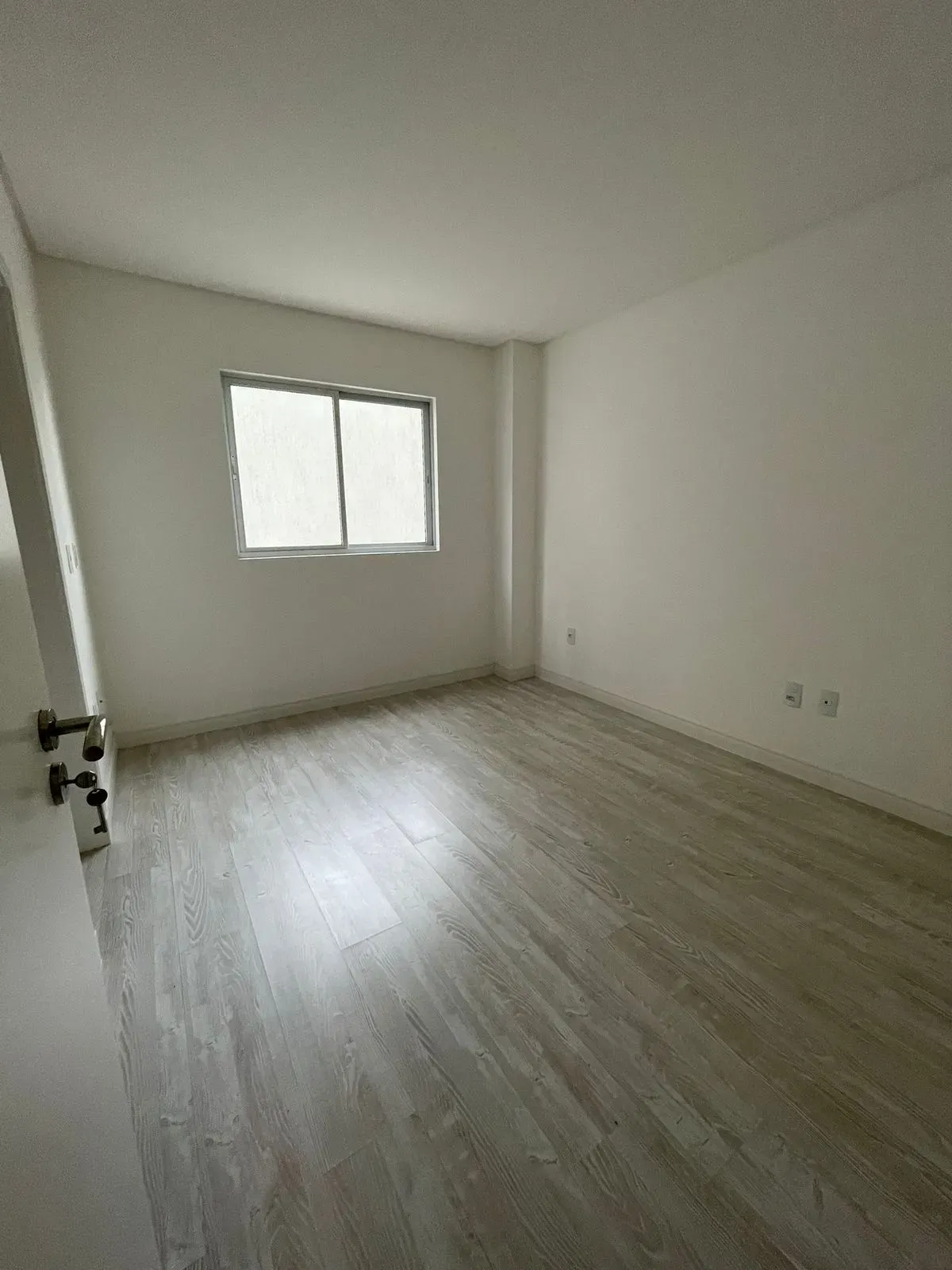 Apartamento com 4 dormitórios sendo 4 suítes e 4 vagas de garagem em Itapema/SC