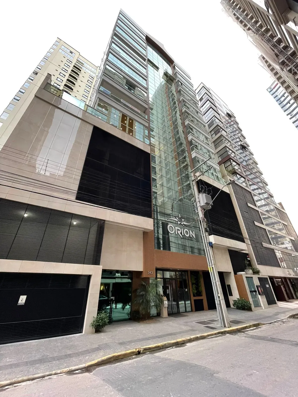 Apartamento com 4 dormitórios sendo 4 suítes e 4 vagas de garagem em Itapema/SC