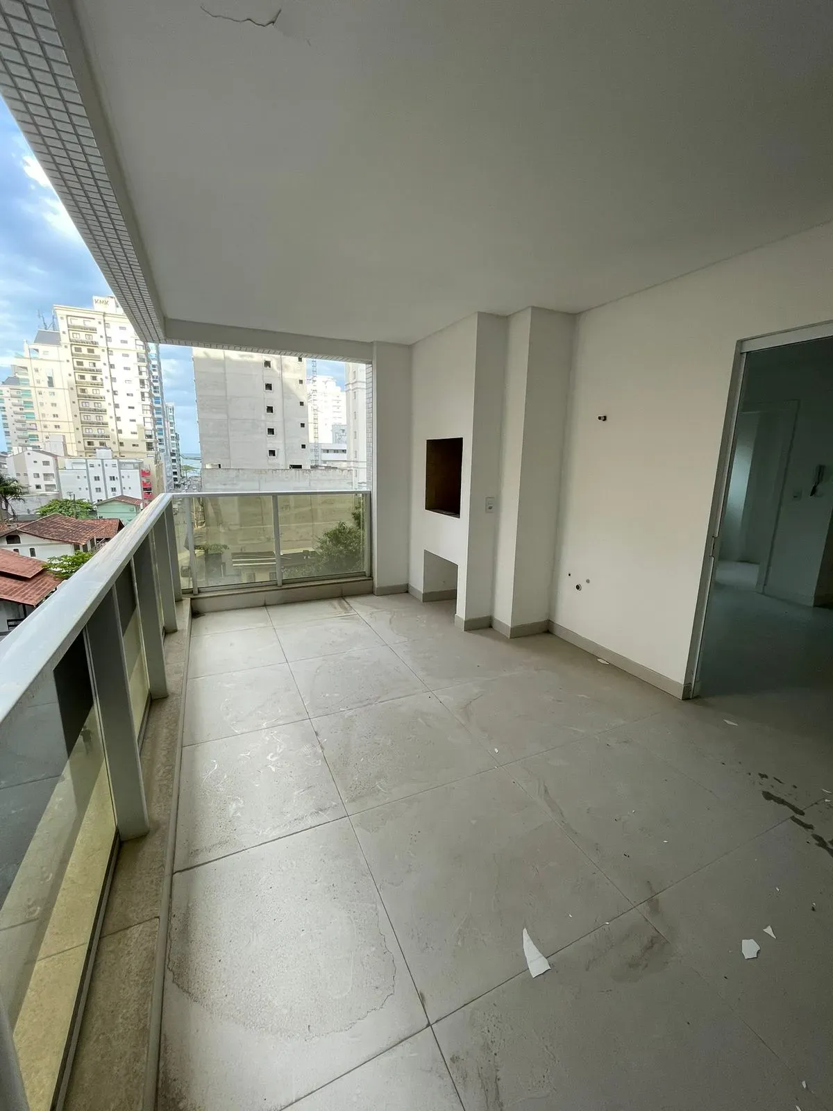 Apartamento com 4 dormitórios sendo 4 suítes e 4 vagas de garagem em Itapema/SC
