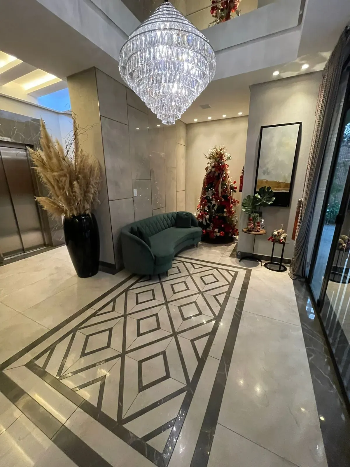 Apartamento com 4 dormitórios sendo 4 suítes e 4 vagas de garagem em Itapema/SC