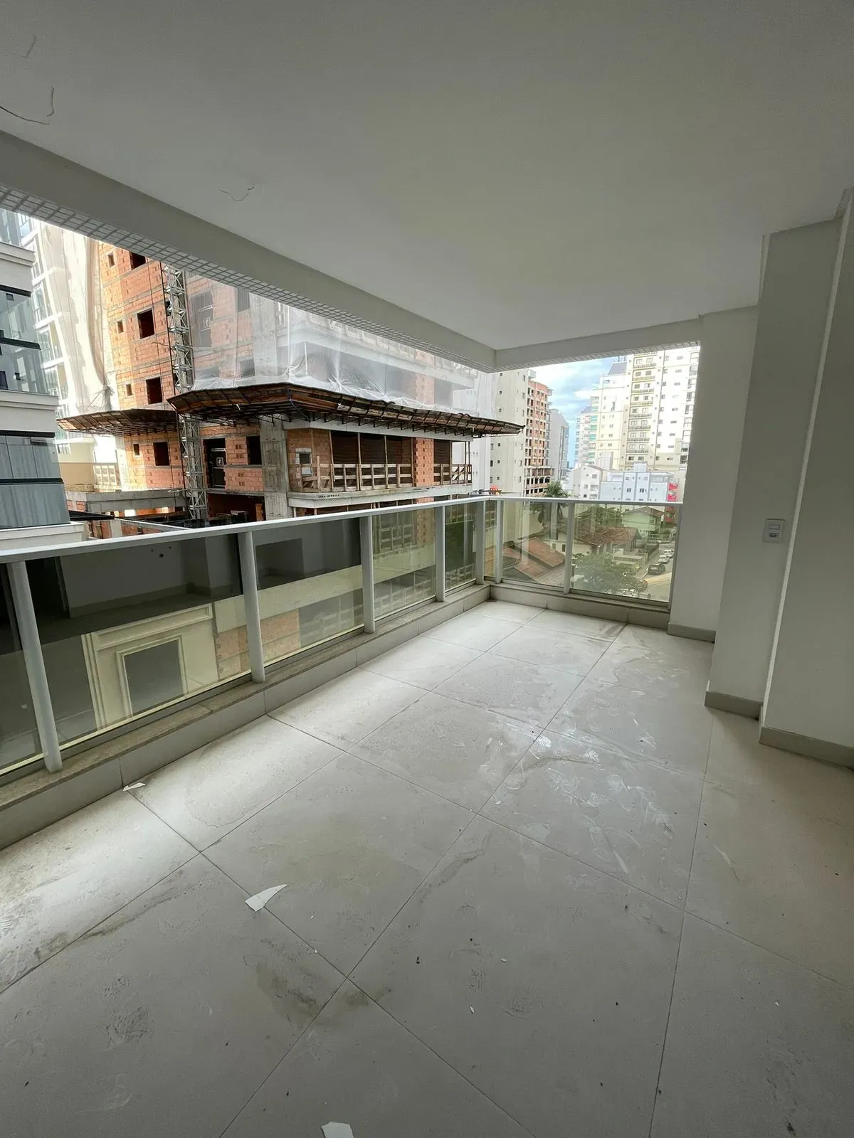 Apartamento com 4 dormitórios sendo 4 suítes e 4 vagas de garagem em Itapema/SC