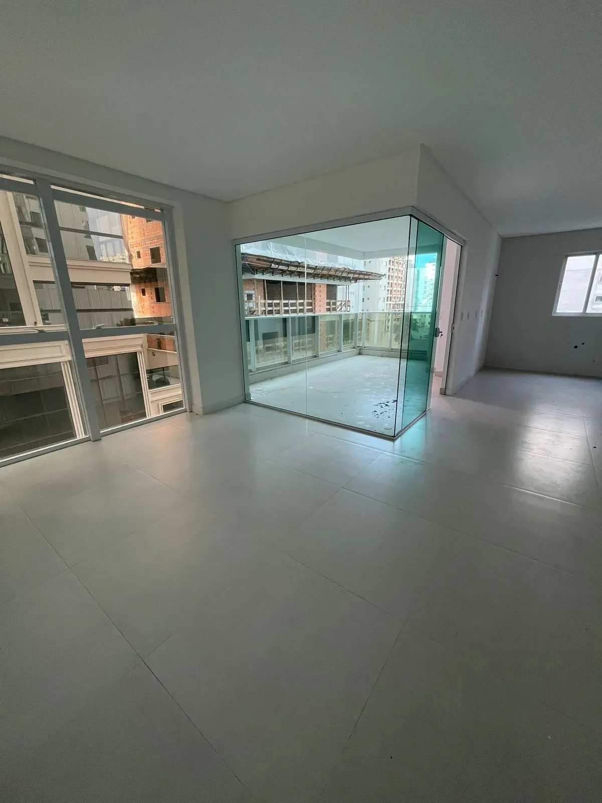 Apartamento com 4 dormitórios sendo 4 suítes e 4 vagas de garagem em Itapema/SC