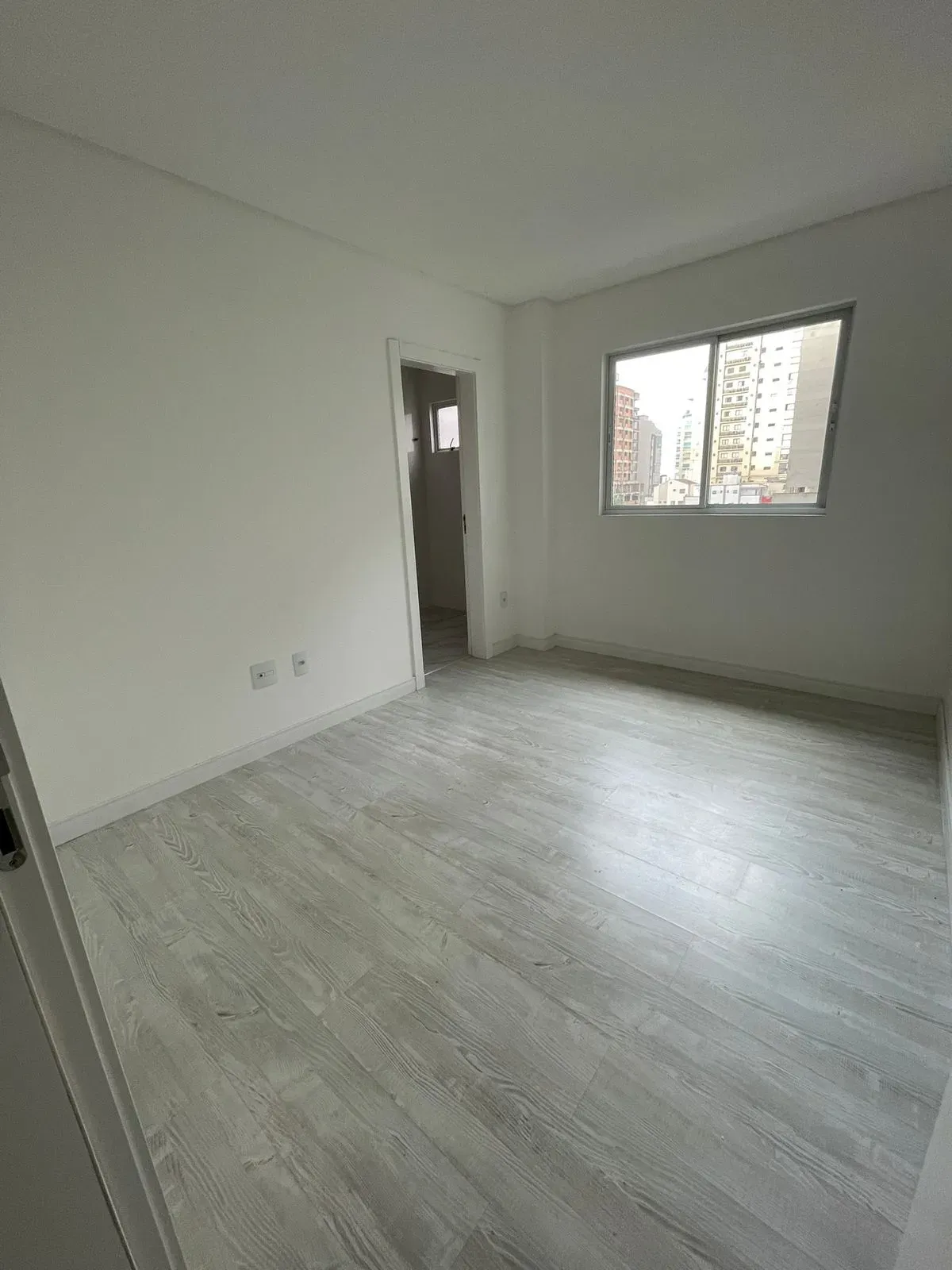 Apartamento com 4 dormitórios sendo 4 suítes e 4 vagas de garagem em Itapema/SC