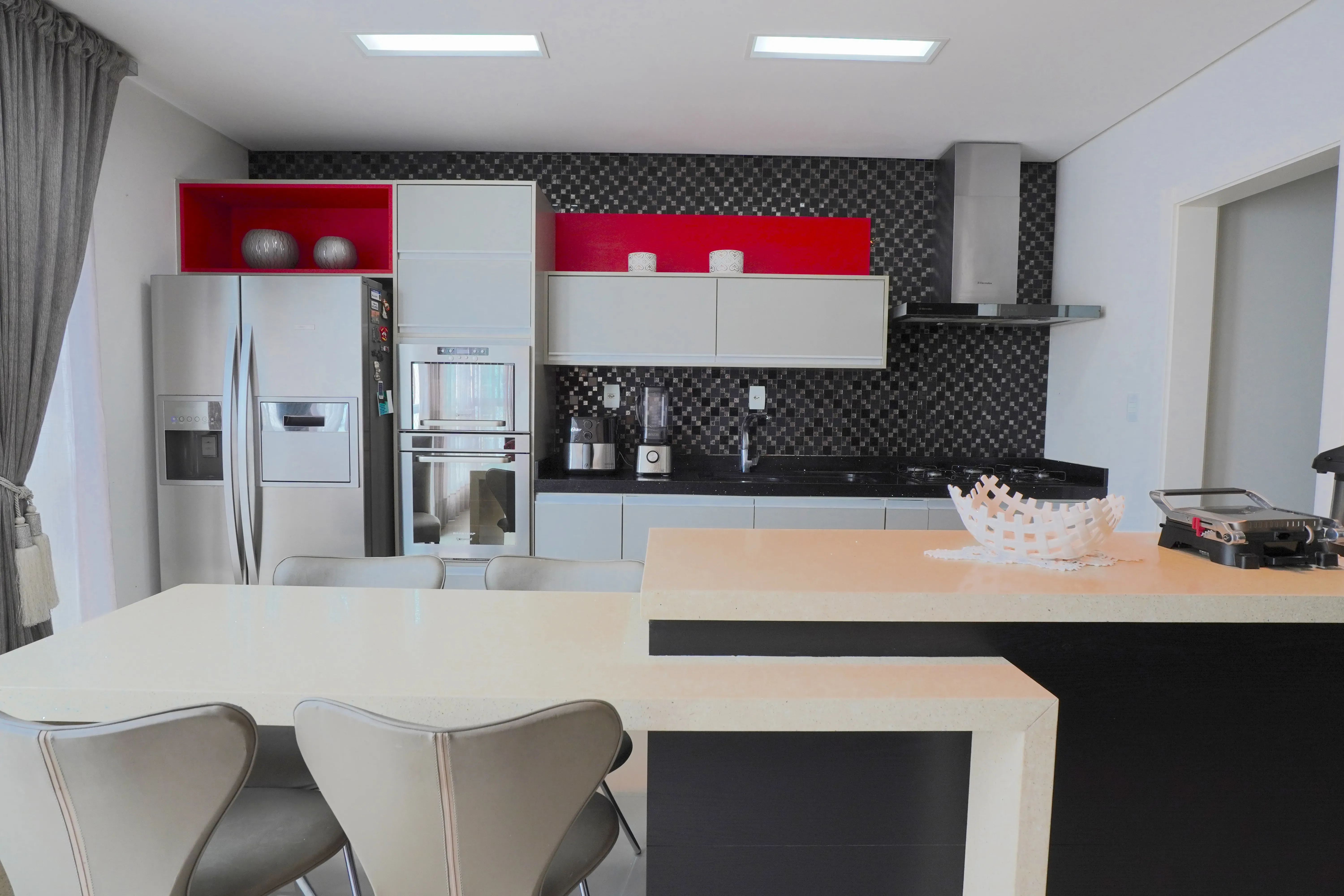 Apartamento com 3 dormitórios sendo 1 suíte e 2 vagas de garagem em Balneário Camboriú/SC