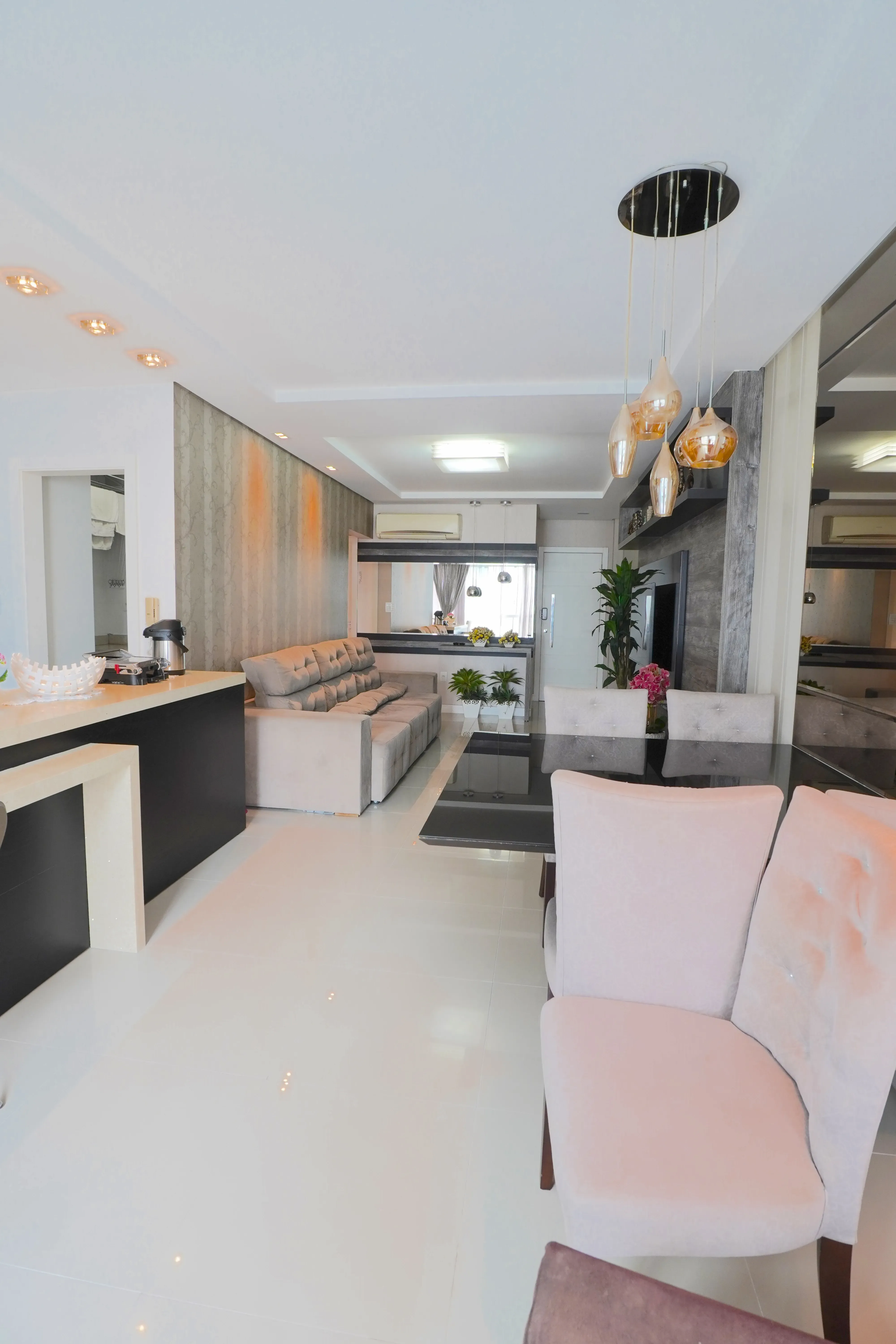 Apartamento com 3 dormitórios sendo 1 suíte e 2 vagas de garagem em Balneário Camboriú/SC