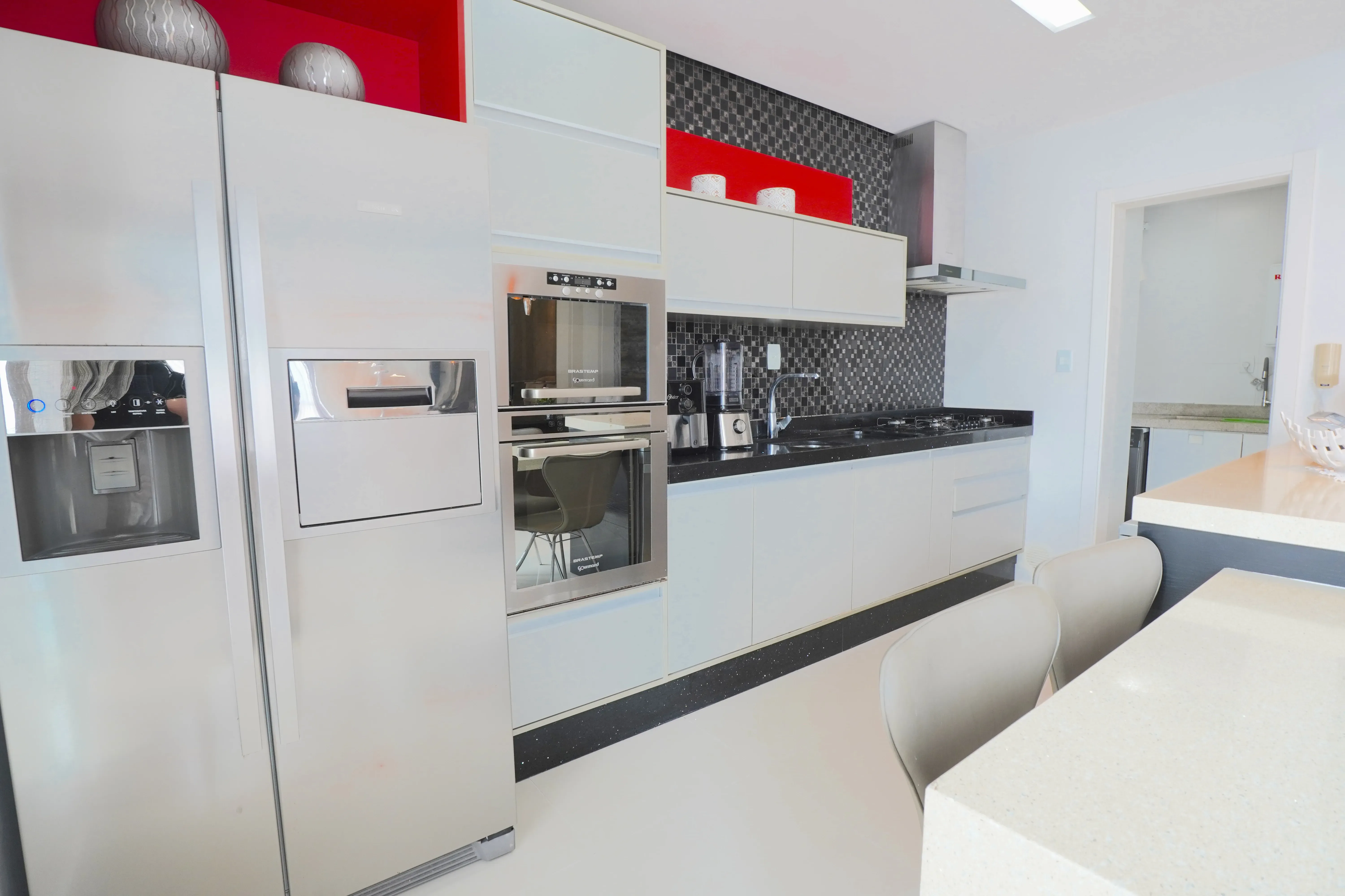 Apartamento com 3 dormitórios sendo 1 suíte e 2 vagas de garagem em Balneário Camboriú/SC