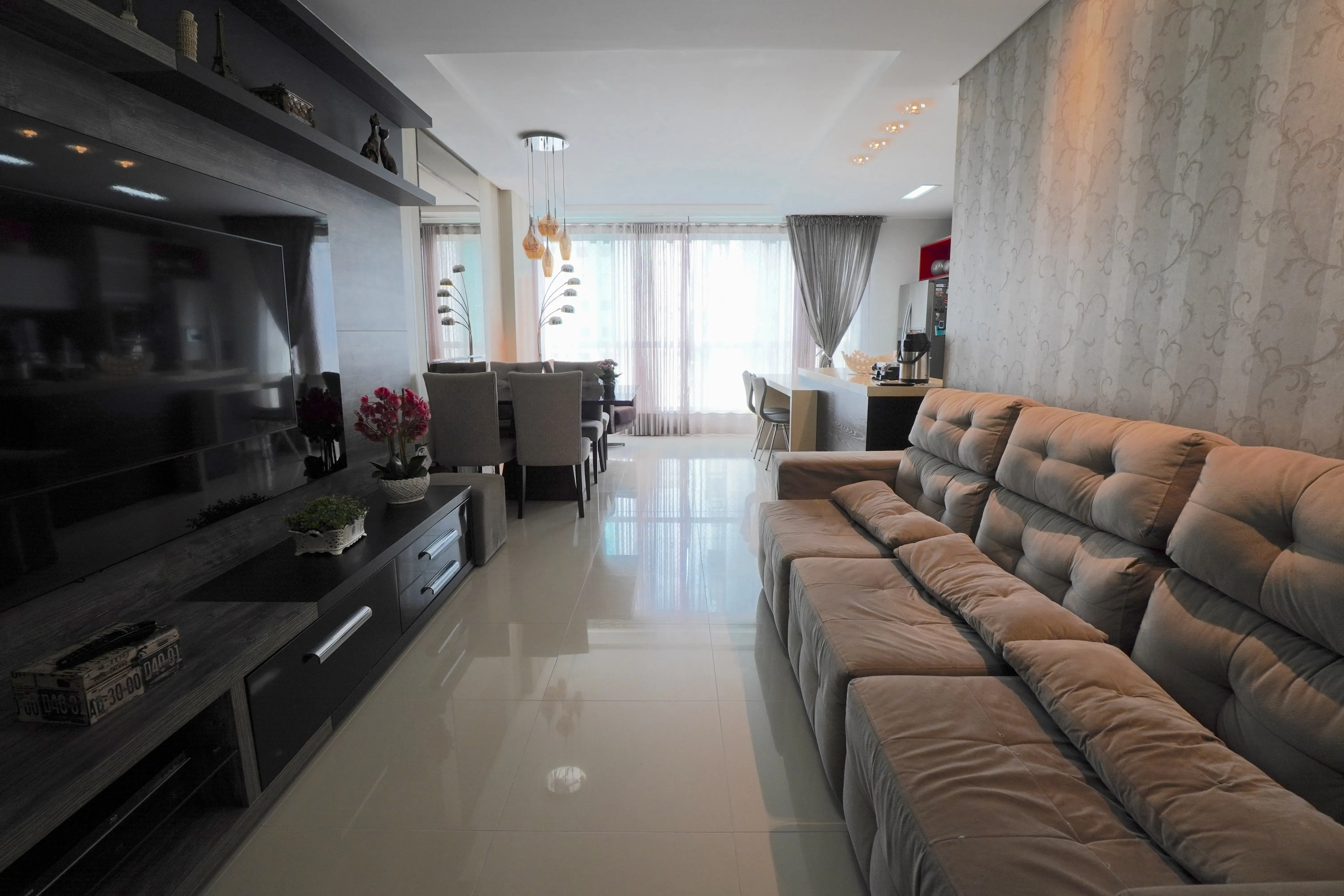 Apartamento com 3 dormitórios sendo 1 suíte e 2 vagas de garagem em Balneário Camboriú/SC