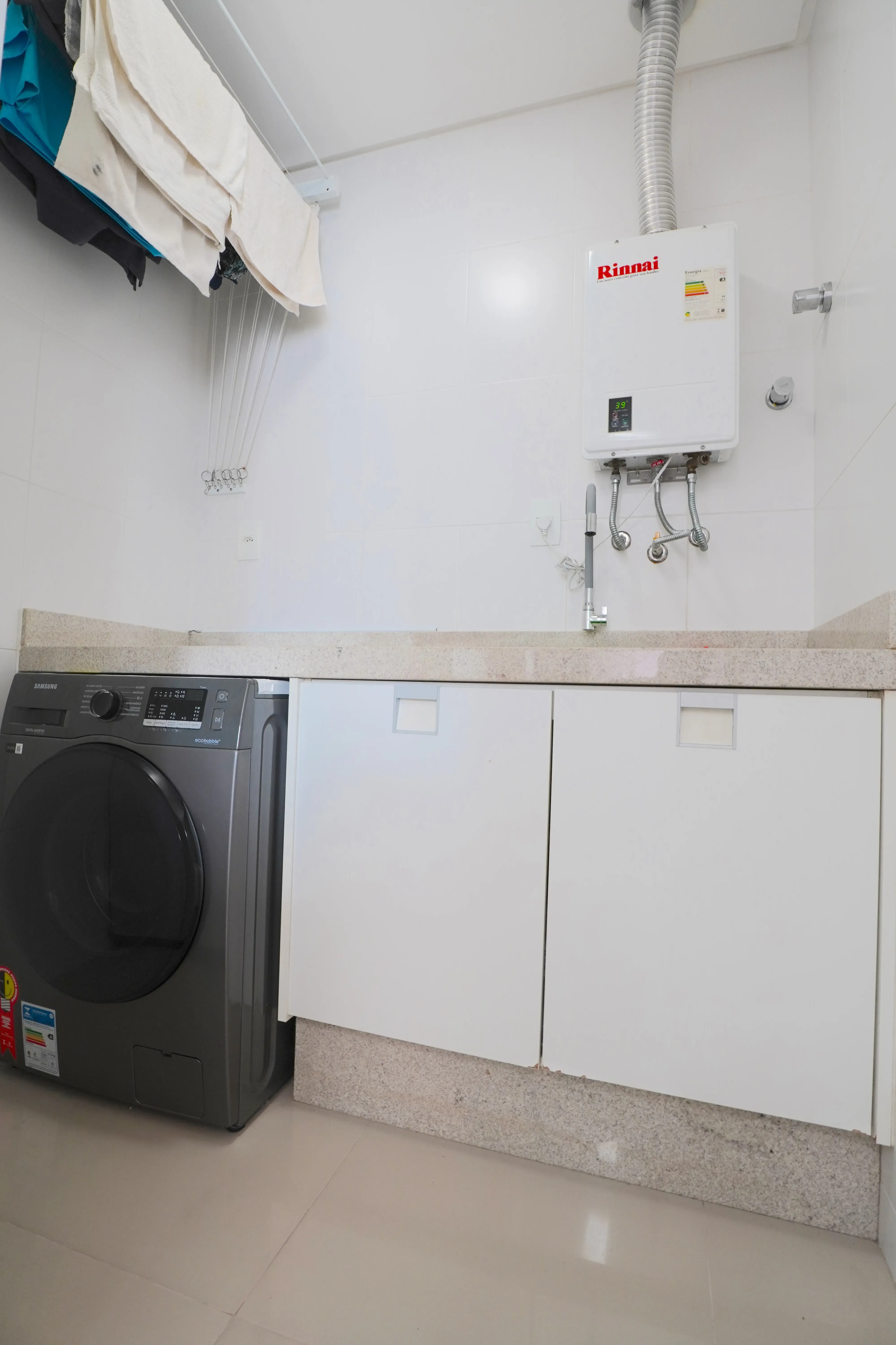 Apartamento com 3 dormitórios sendo 1 suíte e 2 vagas de garagem em Balneário Camboriú/SC