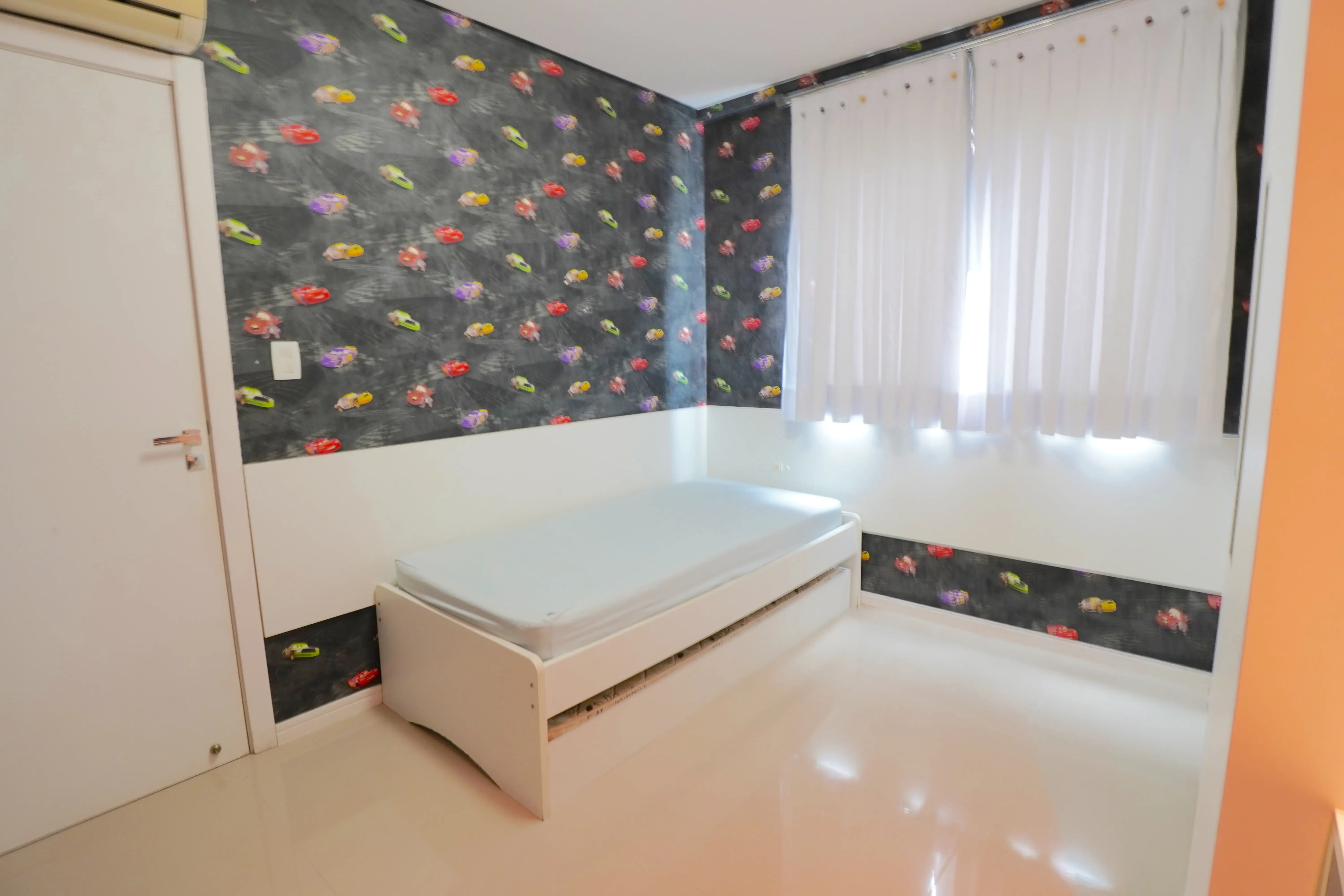 Apartamento com 3 dormitórios sendo 1 suíte e 2 vagas de garagem em Balneário Camboriú/SC