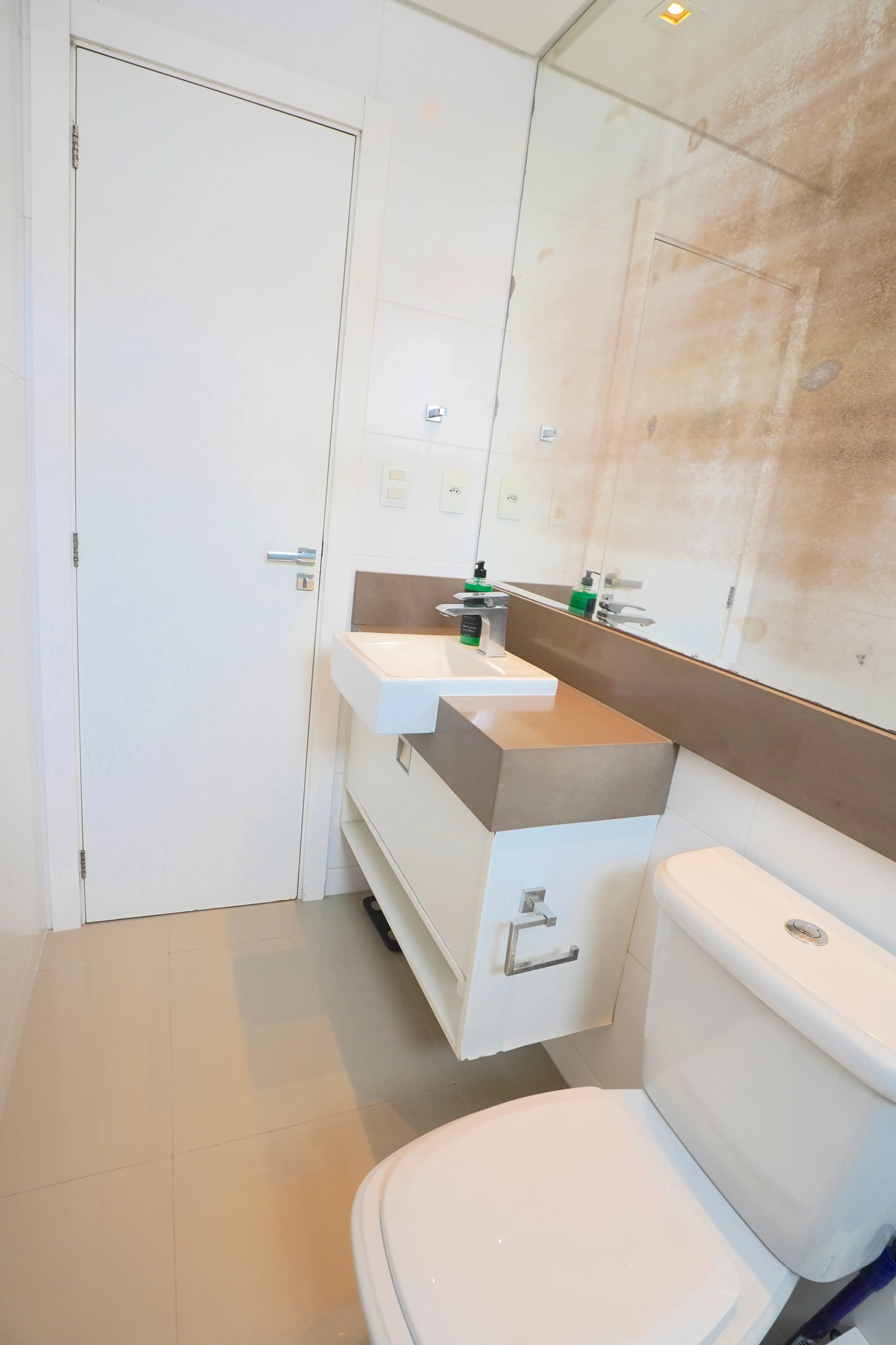 Apartamento com 3 dormitórios sendo 1 suíte e 2 vagas de garagem em Balneário Camboriú/SC