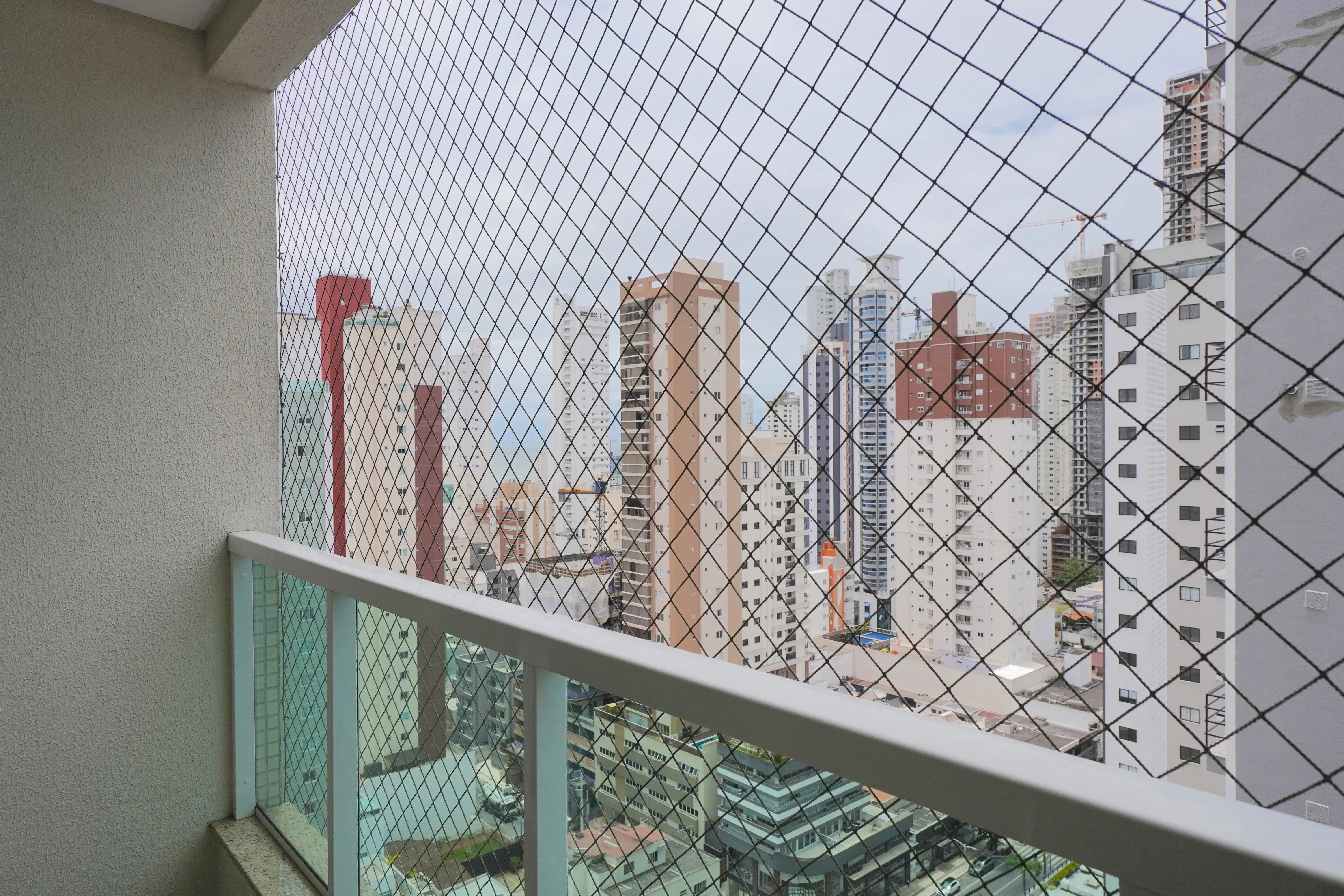 Apartamento com 3 dormitórios sendo 1 suíte e 2 vagas de garagem em Balneário Camboriú/SC
