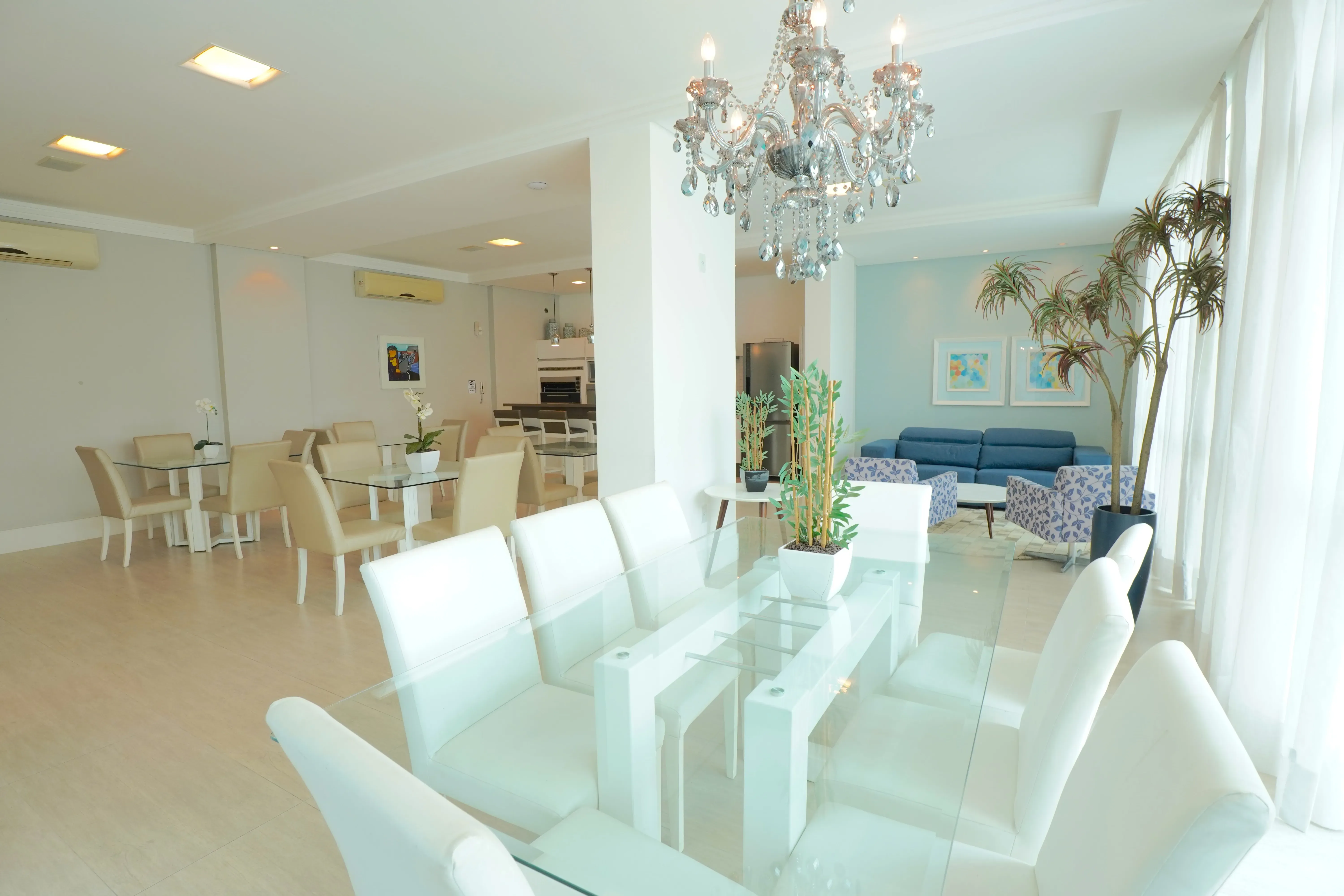 Apartamento com 3 dormitórios sendo 1 suíte e 2 vagas de garagem em Balneário Camboriú/SC