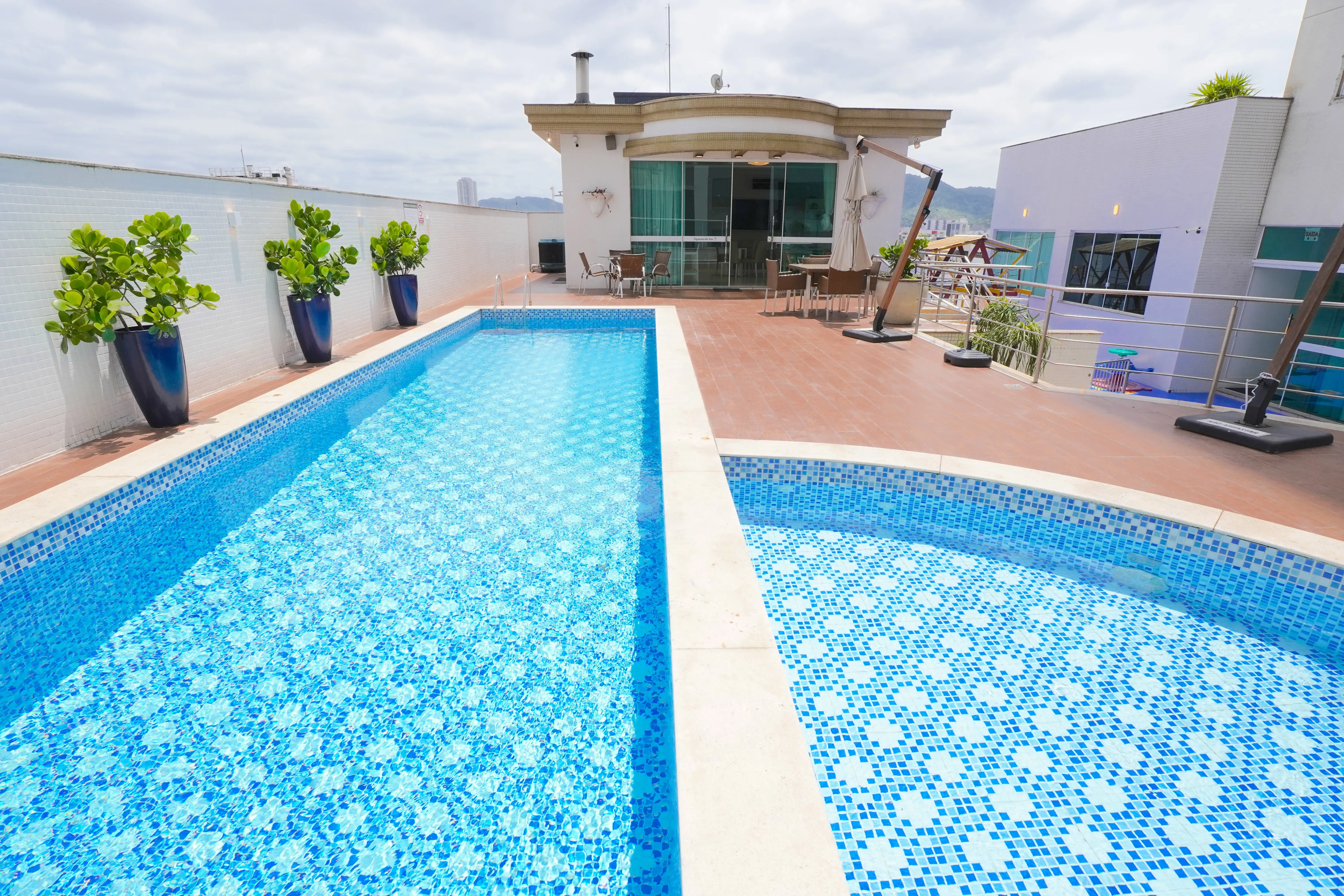 Apartamento com 3 dormitórios sendo 1 suíte e 2 vagas de garagem em Balneário Camboriú/SC