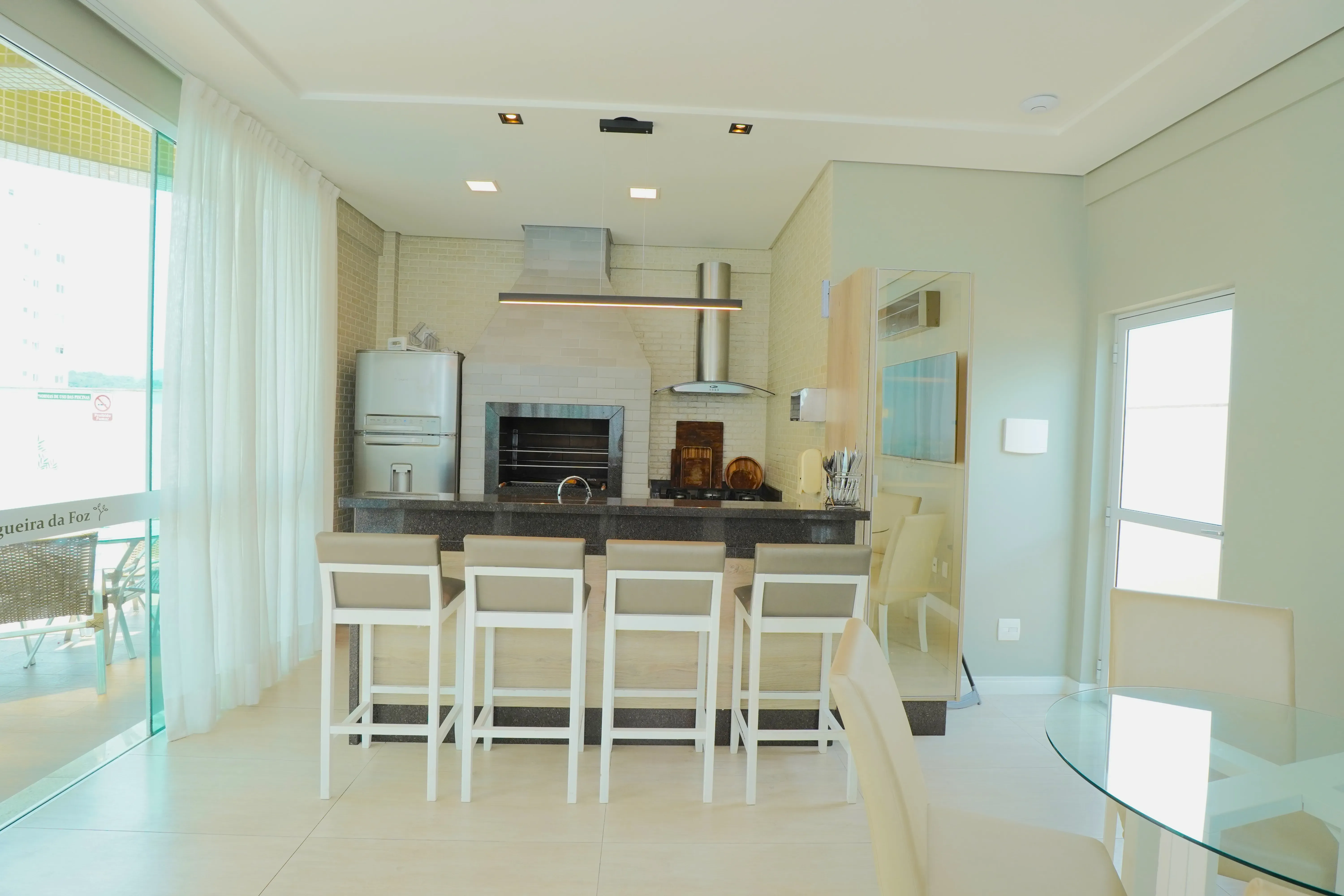 Apartamento com 3 dormitórios sendo 1 suíte e 2 vagas de garagem em Balneário Camboriú/SC