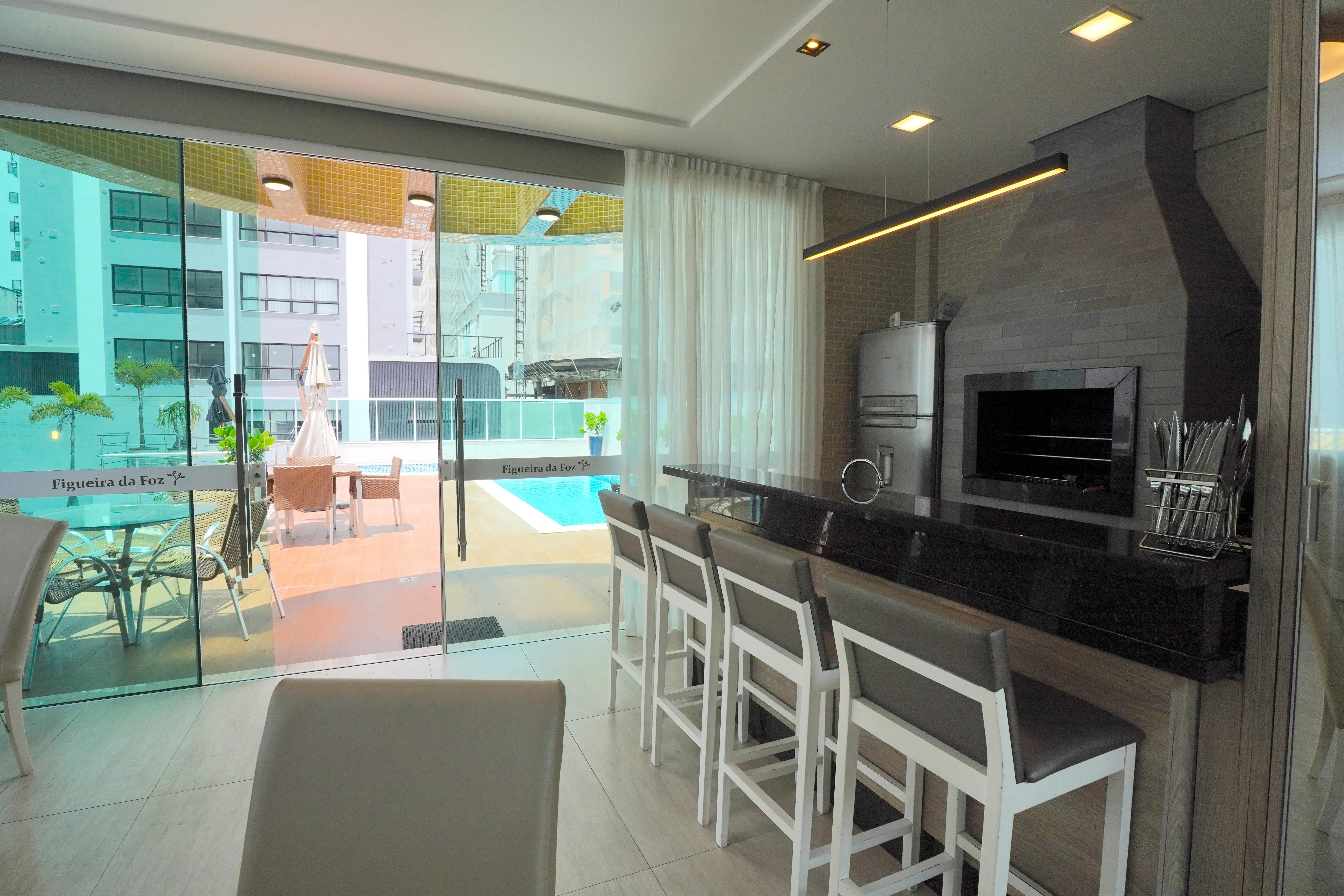 Apartamento com 3 dormitórios sendo 1 suíte e 2 vagas de garagem em Balneário Camboriú/SC